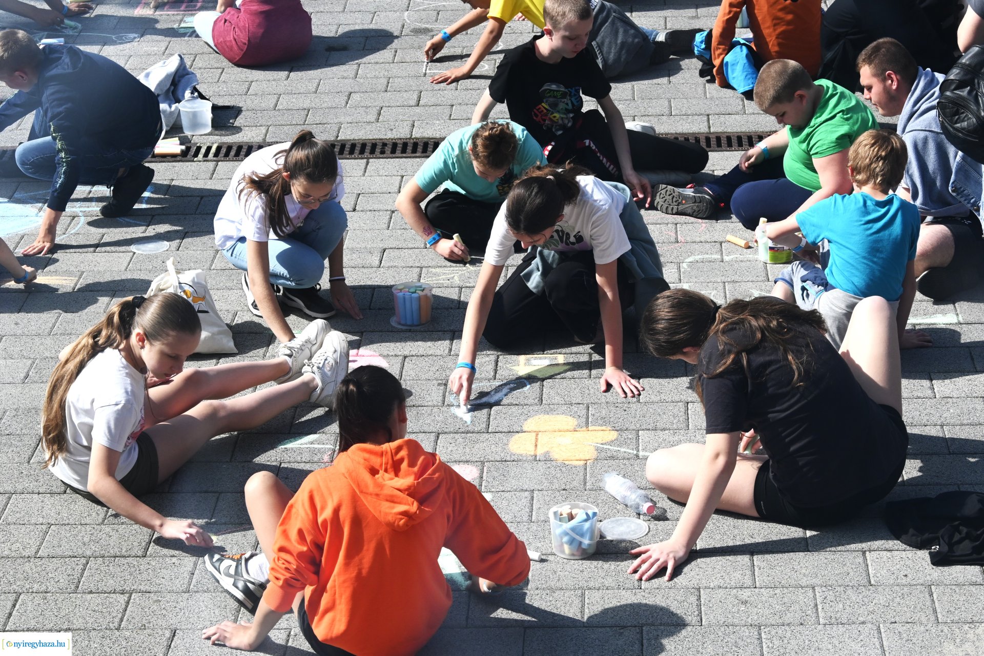 Rekordkísérlet - aszfaltrajz 600 gyermek részvételével 