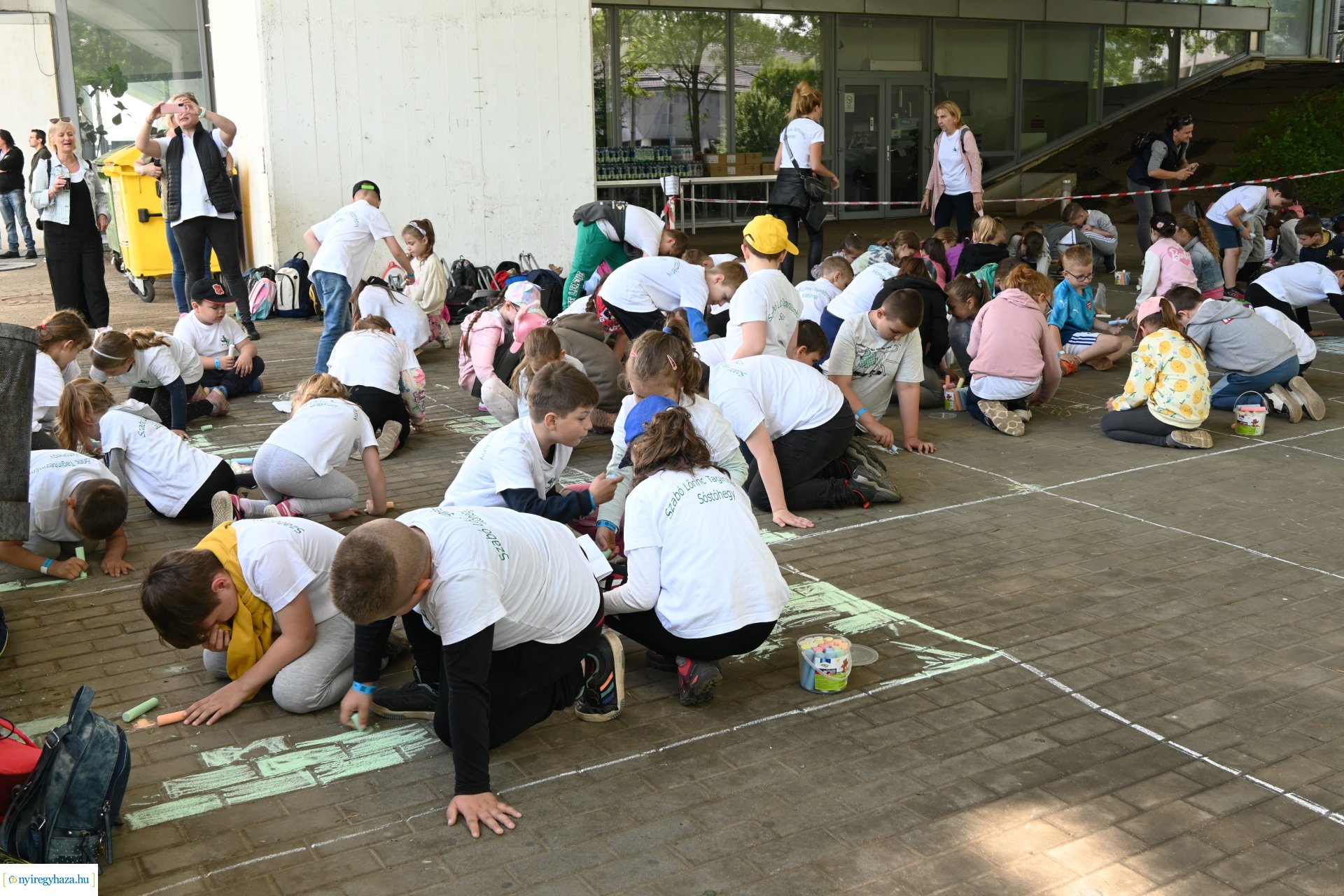 Rekordkísérlet - aszfaltrajz 600 gyermek részvételével 