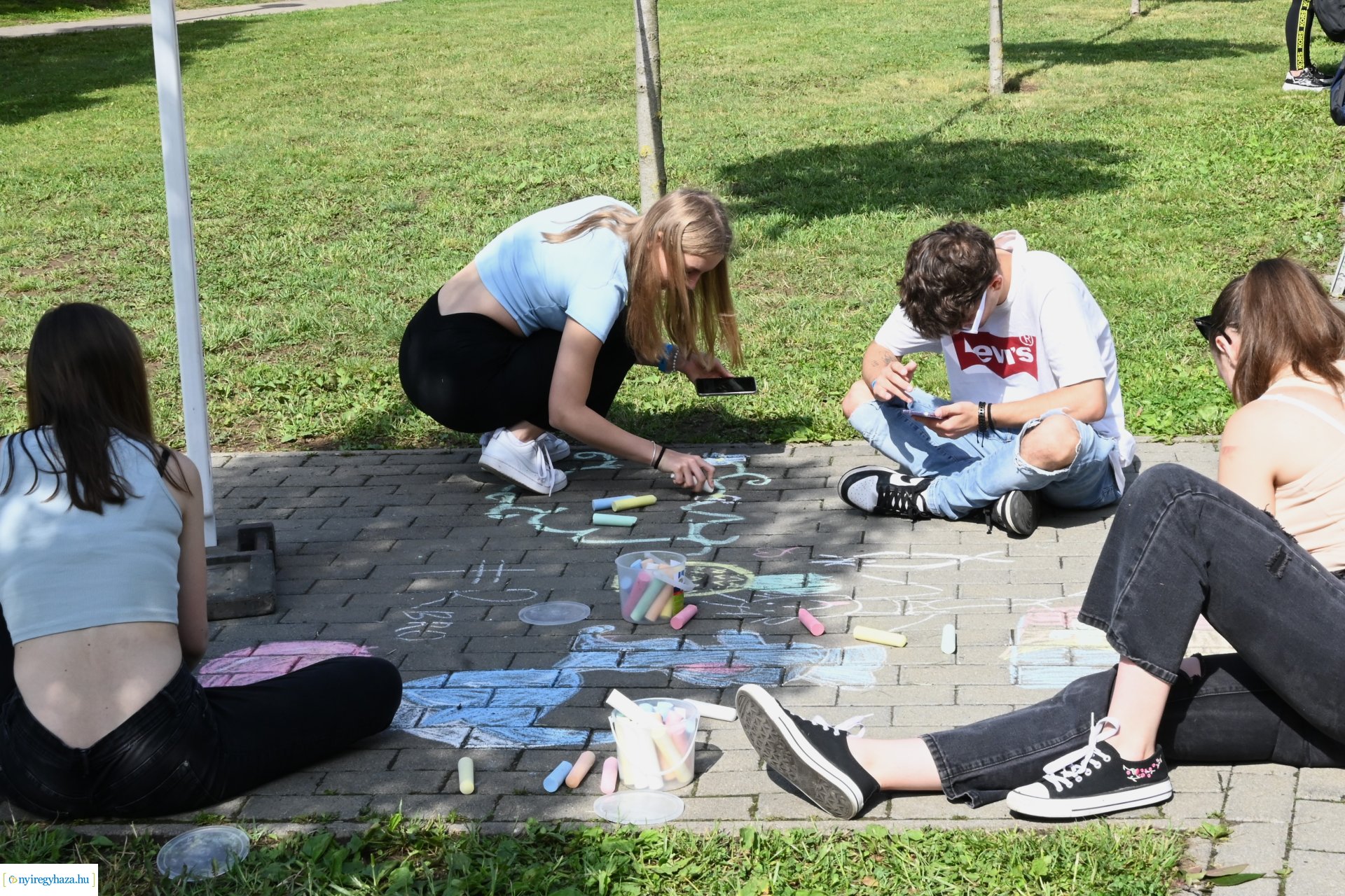 Rekordkísérlet - aszfaltrajz 600 gyermek részvételével 