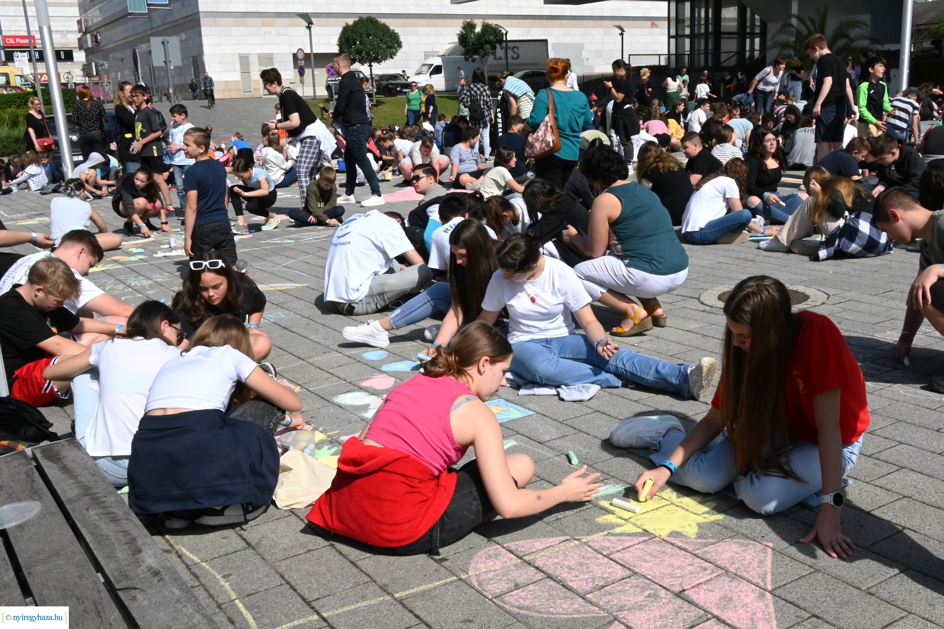 Rekordkísérlet - aszfaltrajz 600 gyermek részvételével 