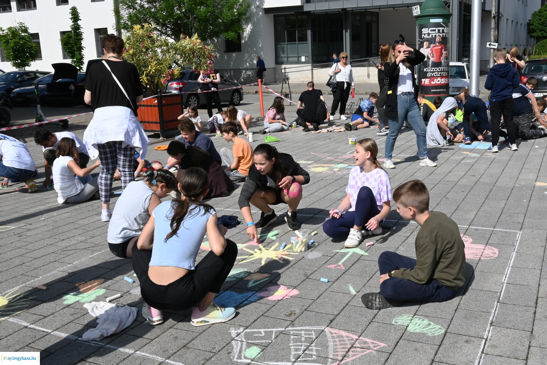 Rekordkísérlet - aszfaltrajz 600 gyermek részvételével 
