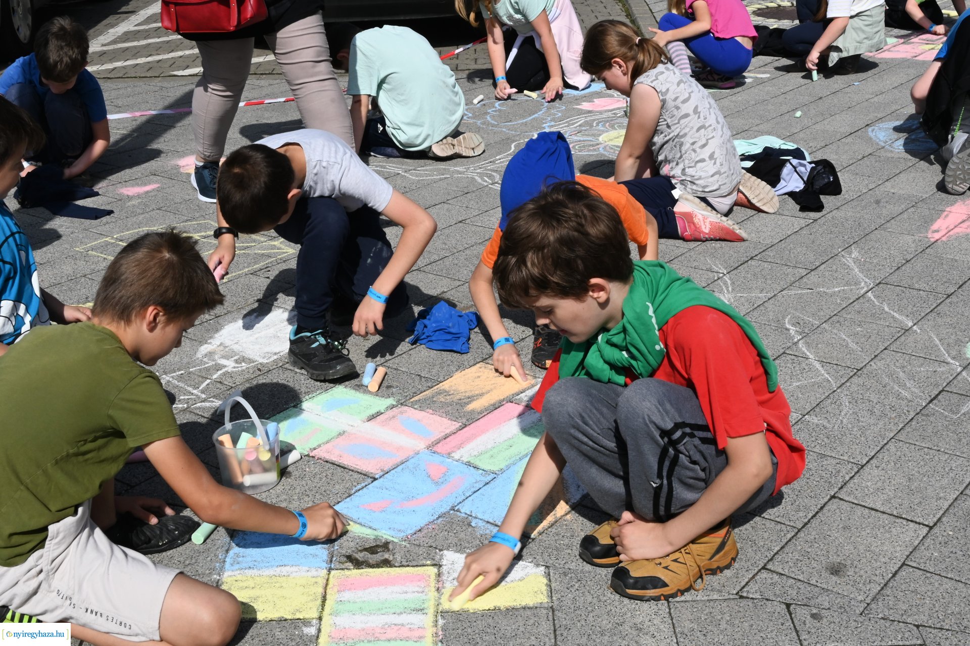Rekordkísérlet - aszfaltrajz 600 gyermek részvételével 