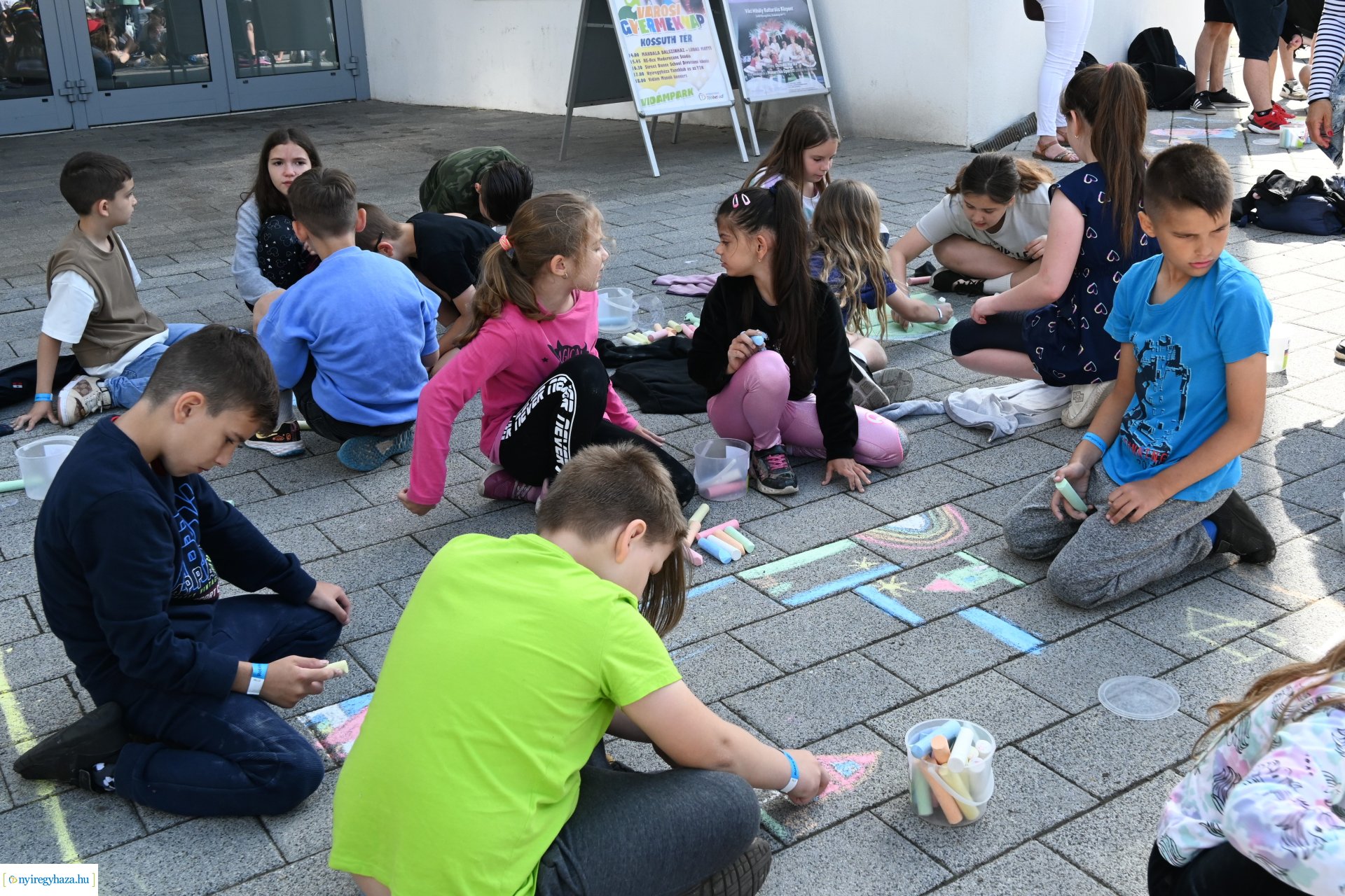 Rekordkísérlet - aszfaltrajz 600 gyermek részvételével 