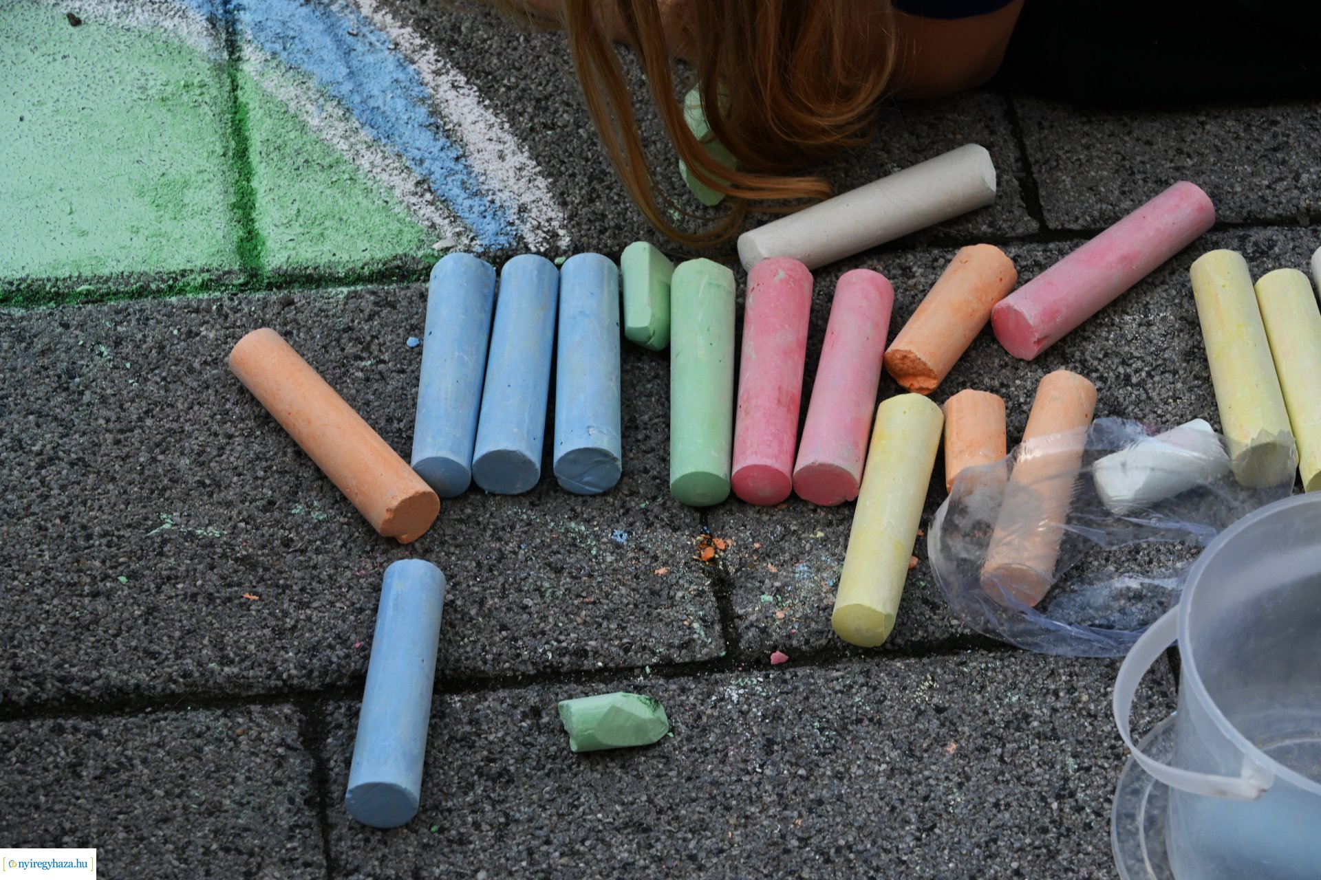 Rekordkísérlet - aszfaltrajz 600 gyermek részvételével 