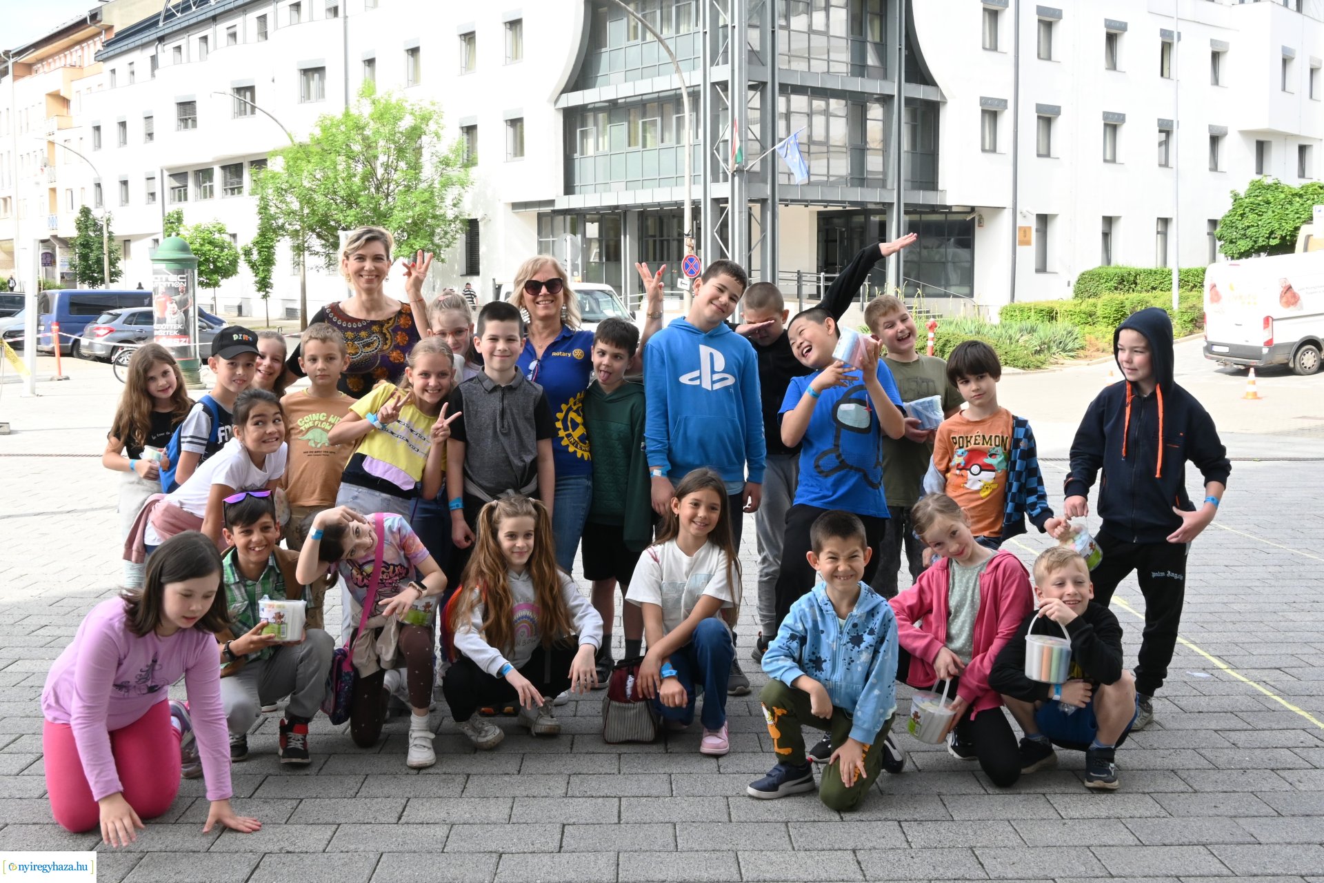 Rekordkísérlet - aszfaltrajz 600 gyermek részvételével 