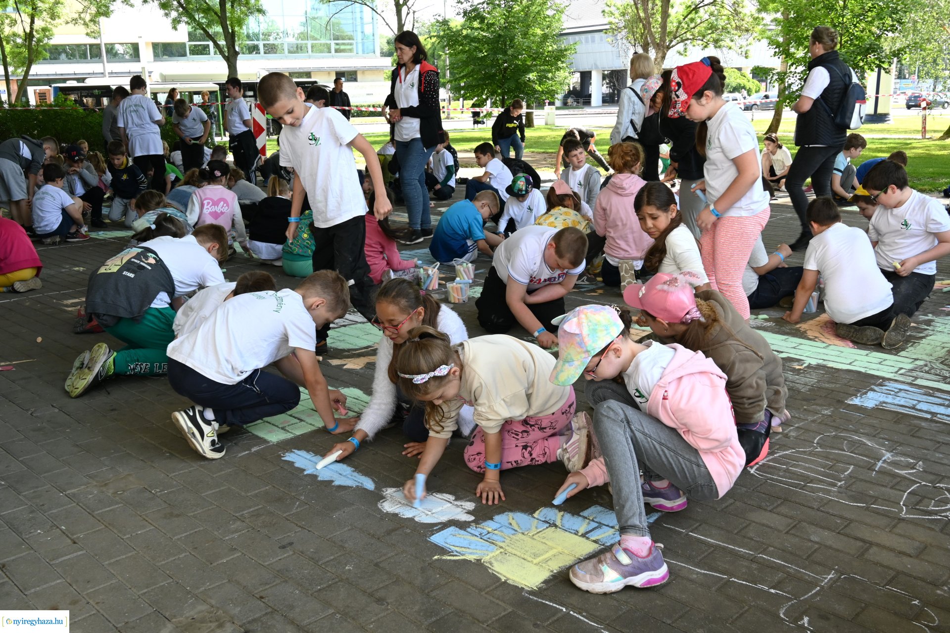 Rekordkísérlet - aszfaltrajz 600 gyermek részvételével 