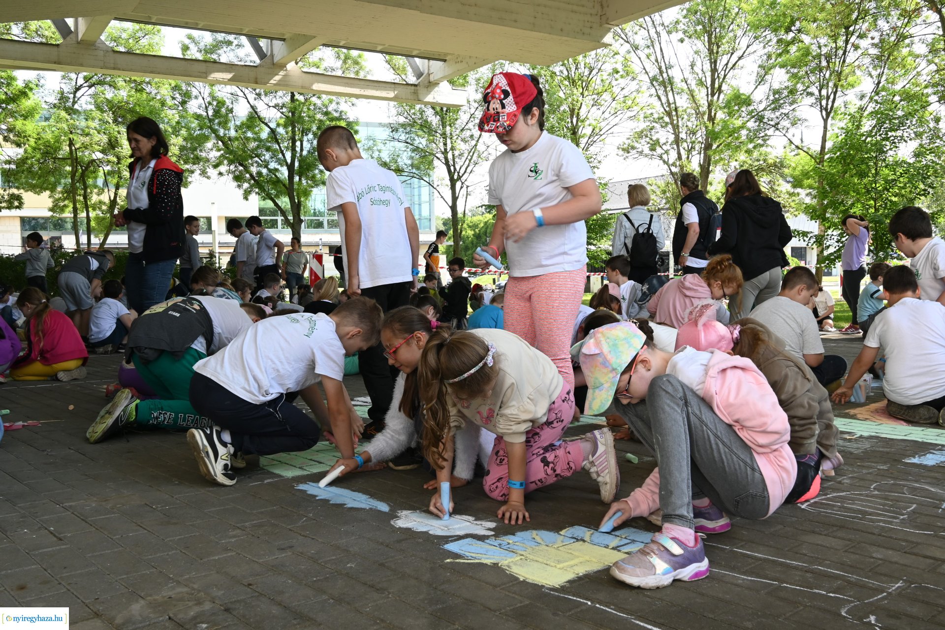 Rekordkísérlet - aszfaltrajz 600 gyermek részvételével 