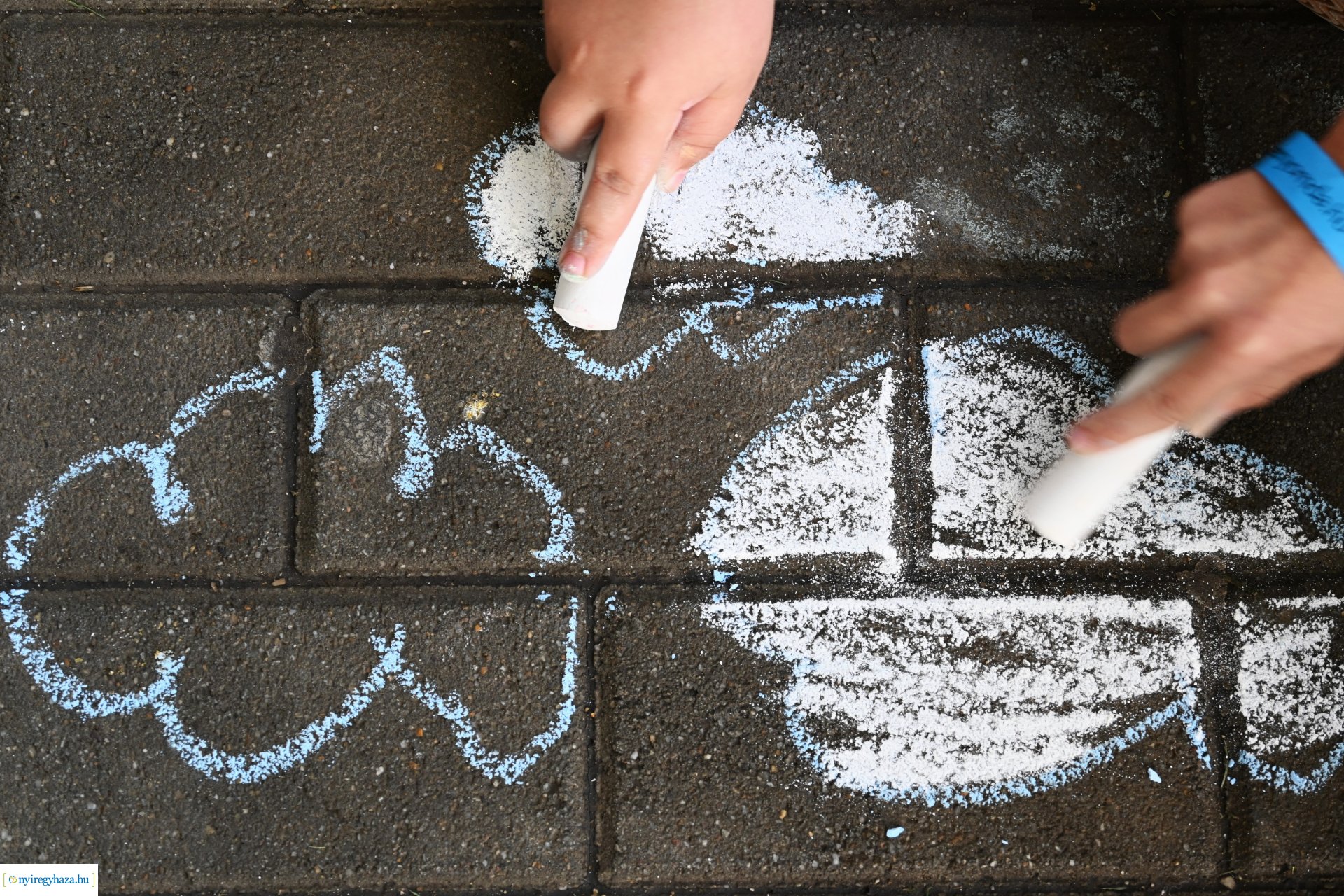 Rekordkísérlet - aszfaltrajz 600 gyermek részvételével 