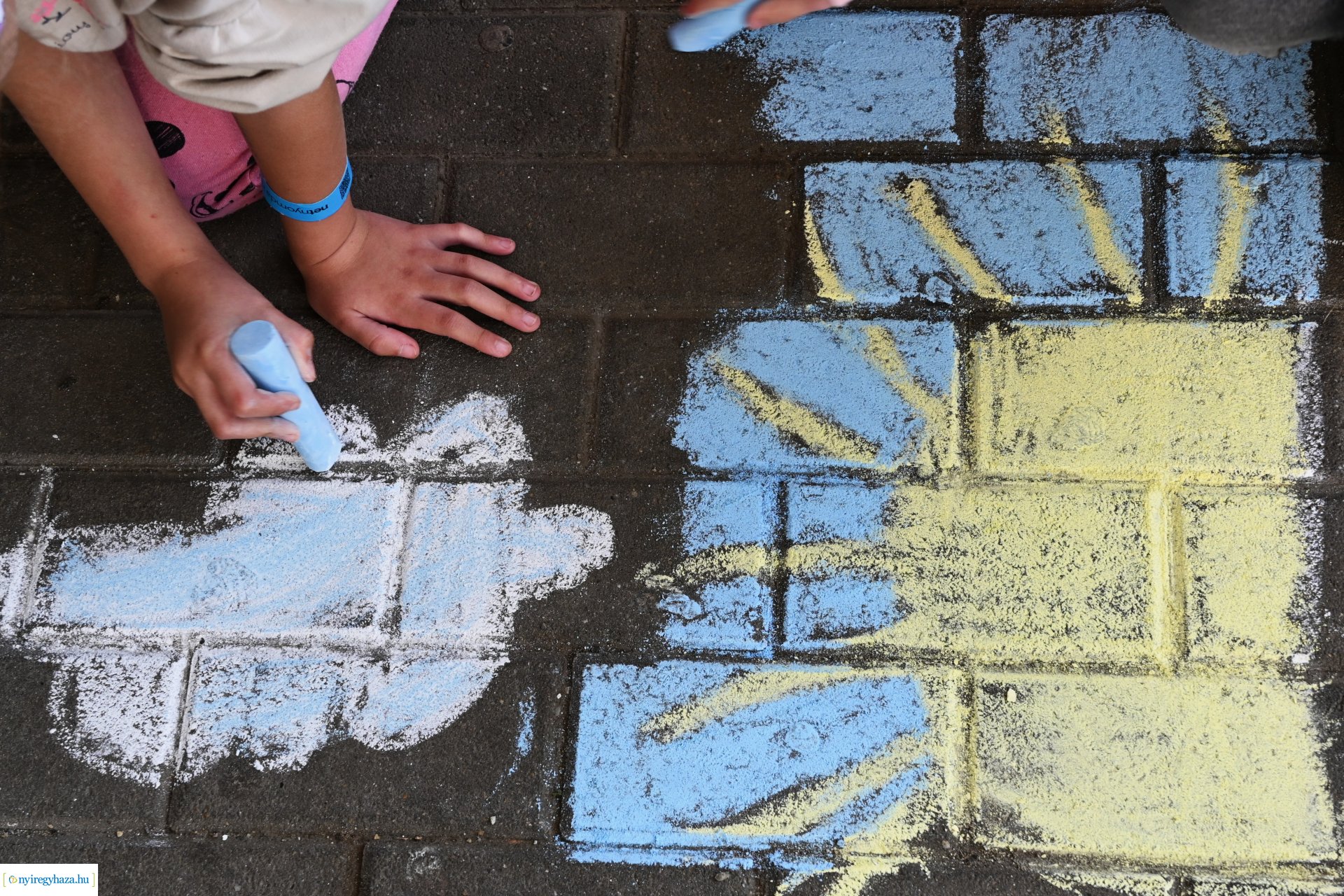 Rekordkísérlet - aszfaltrajz 600 gyermek részvételével 