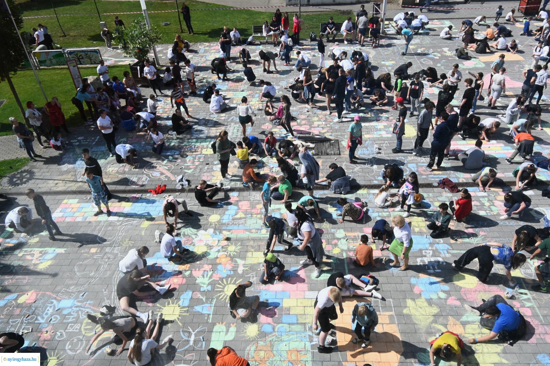 Rekordkísérlet - aszfaltrajz 600 gyermek részvételével 