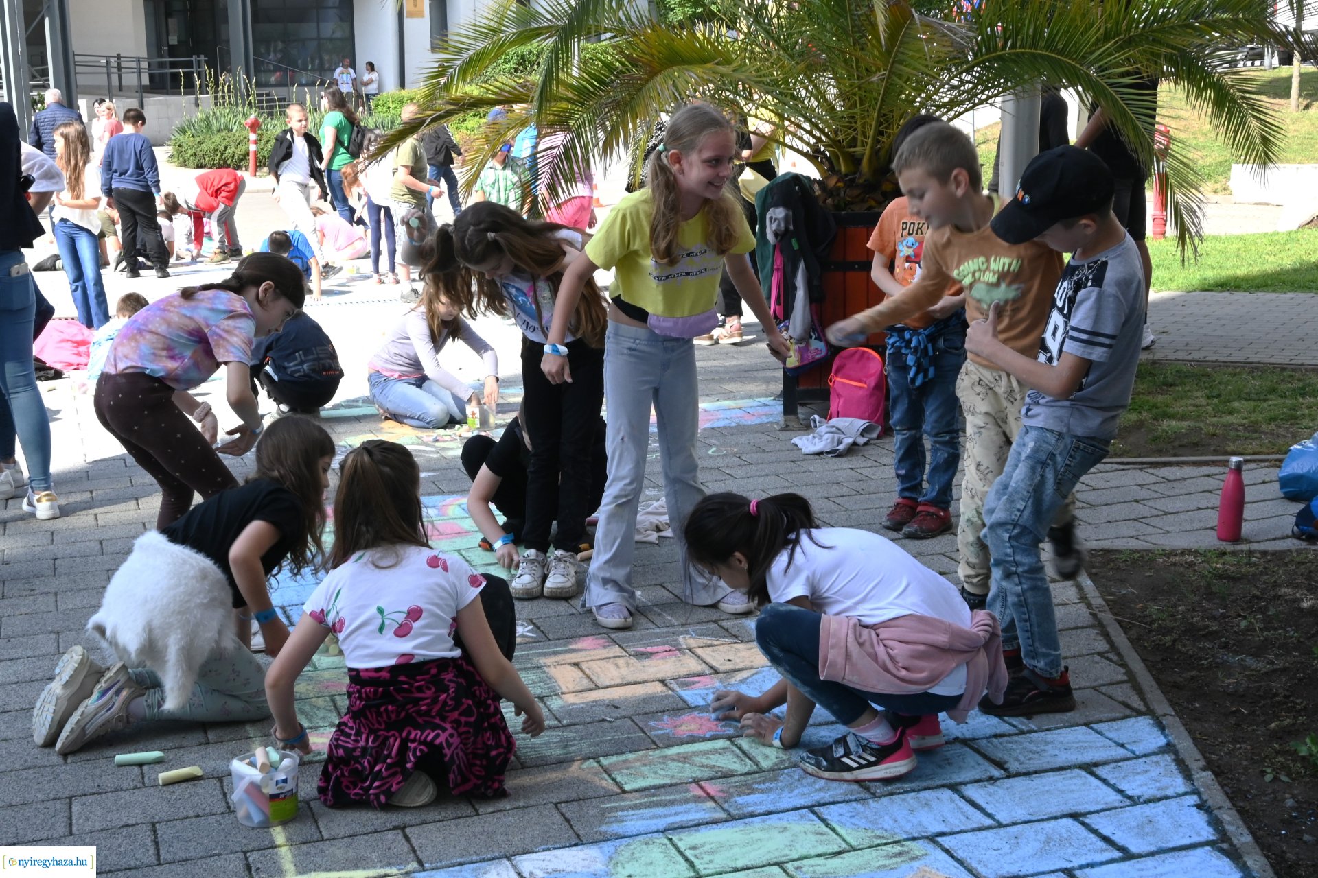 Rekordkísérlet - aszfaltrajz 600 gyermek részvételével 
