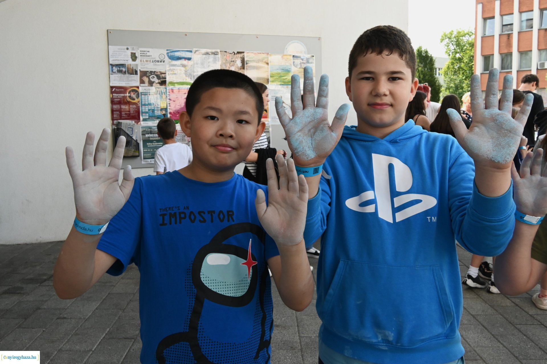 Rekordkísérlet - aszfaltrajz 600 gyermek részvételével 