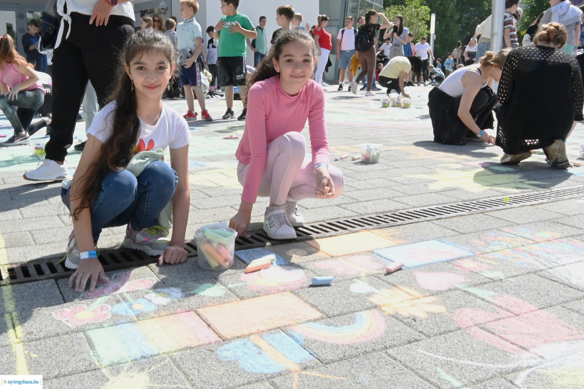 Rekordkísérlet - aszfaltrajz 600 gyermek részvételével 