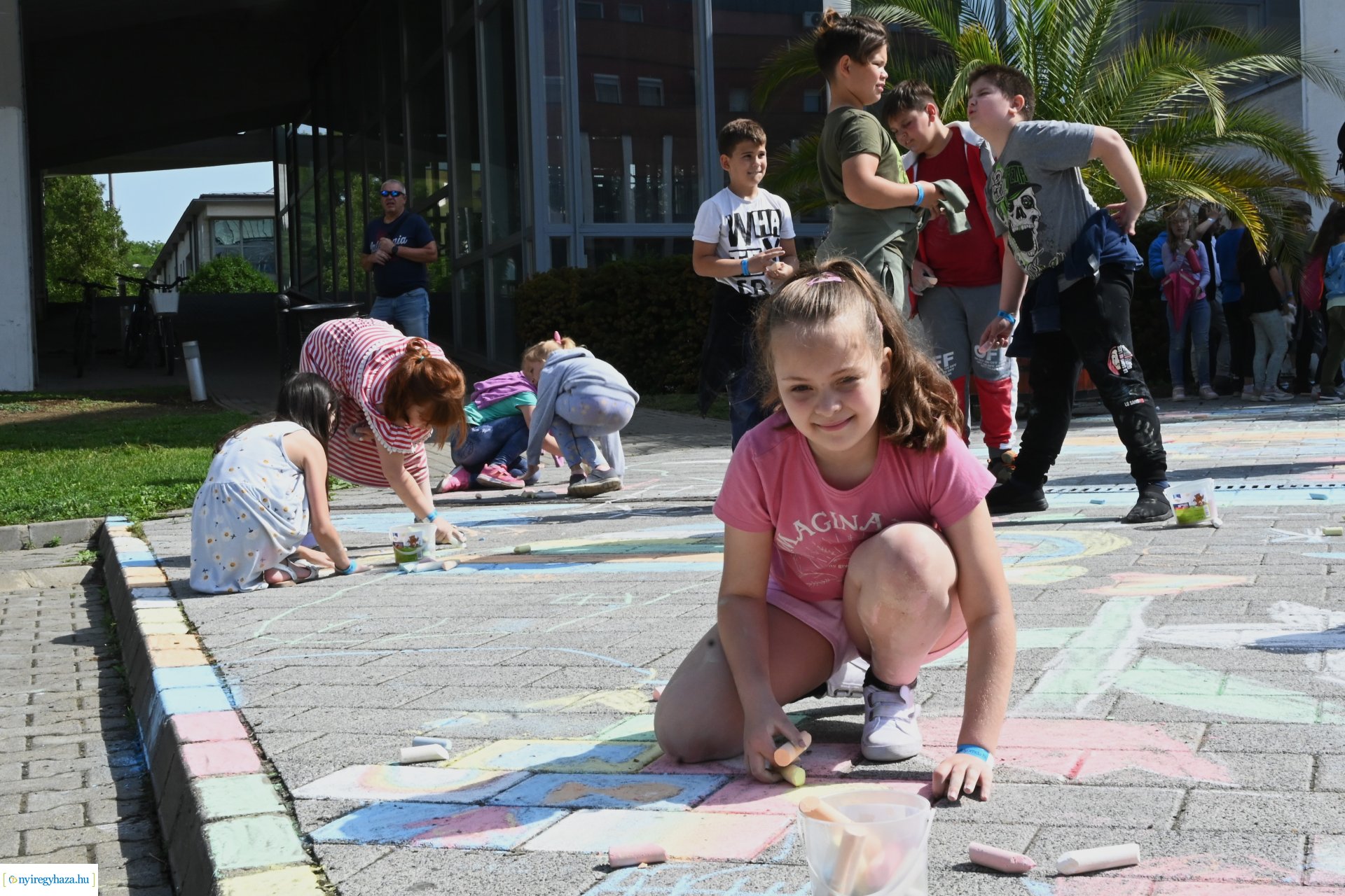 Rekordkísérlet - aszfaltrajz 600 gyermek részvételével 