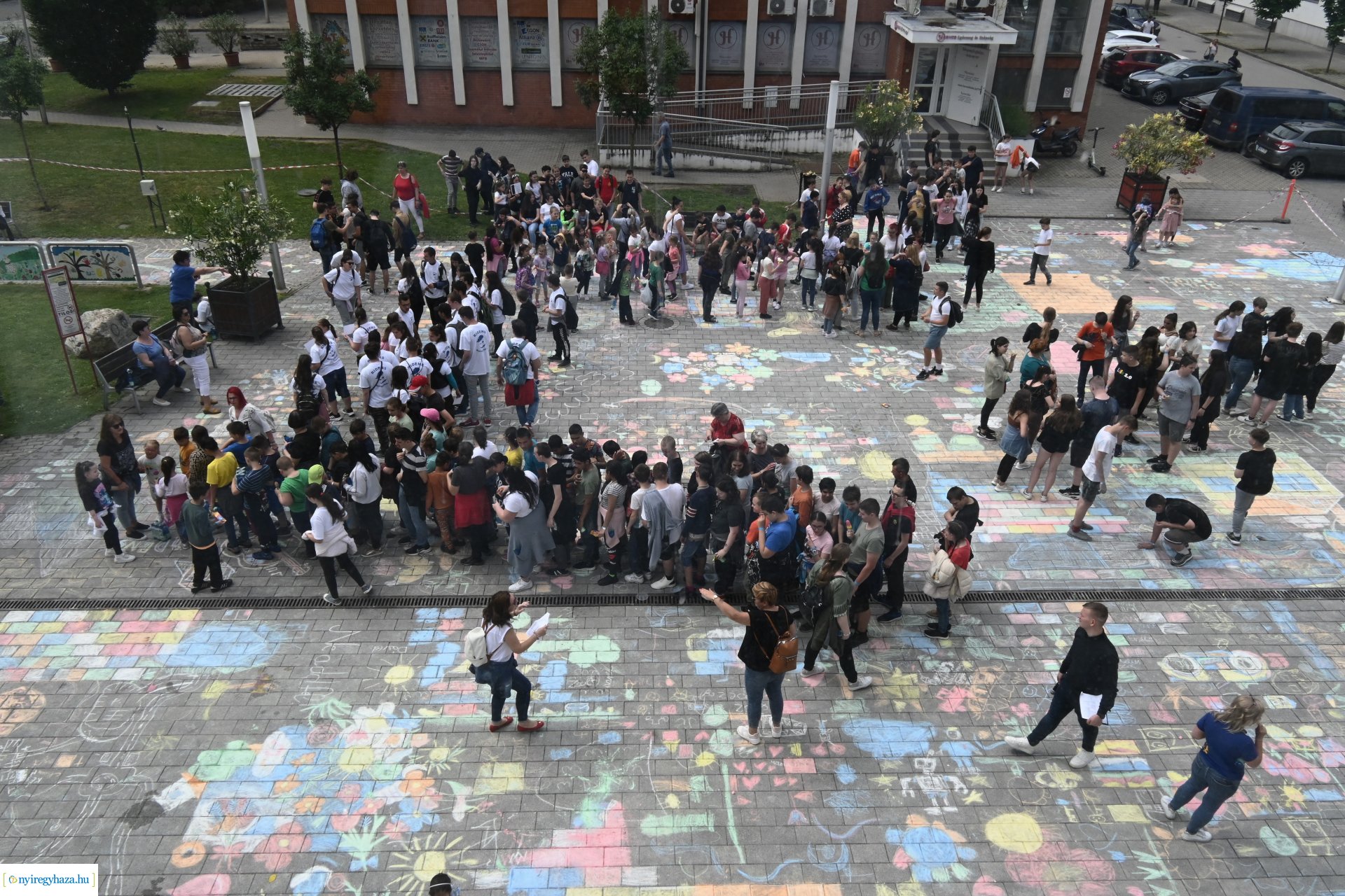 Rekordkísérlet - aszfaltrajz 600 gyermek részvételével 