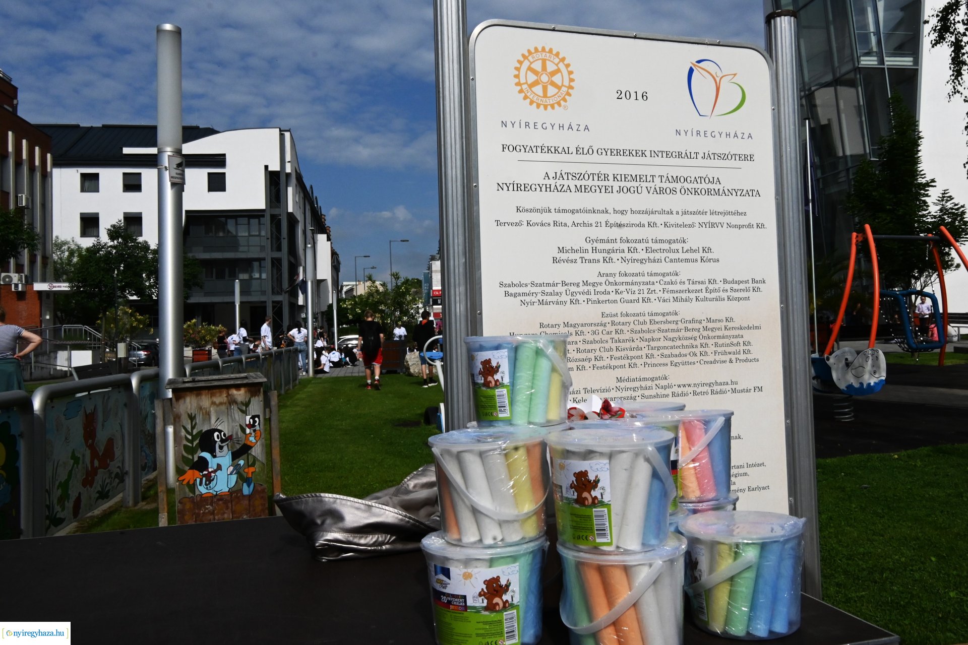 Rekordkísérlet - aszfaltrajz 600 gyermek részvételével 