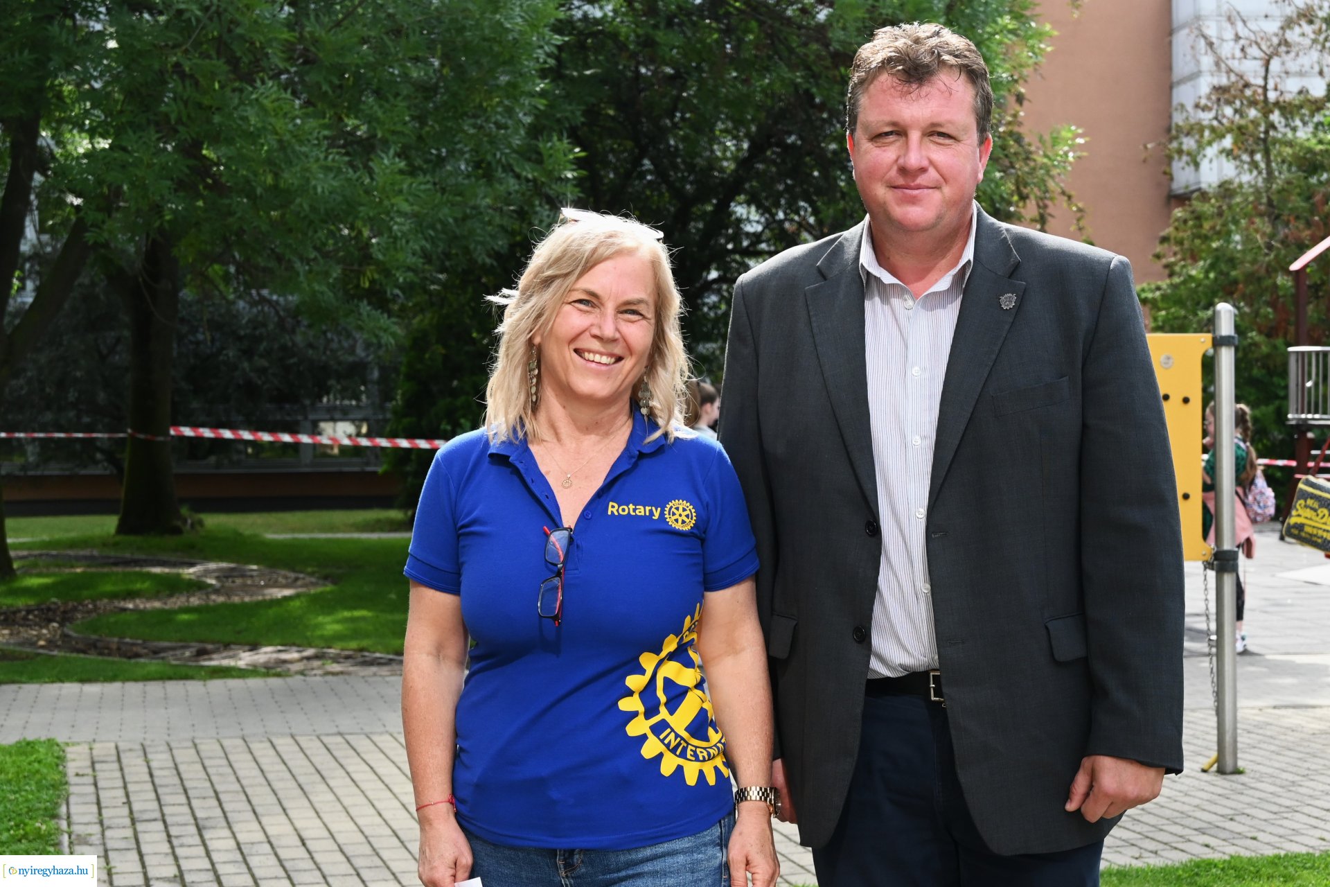 Rekordkísérlet - aszfaltrajz 600 gyermek részvételével 