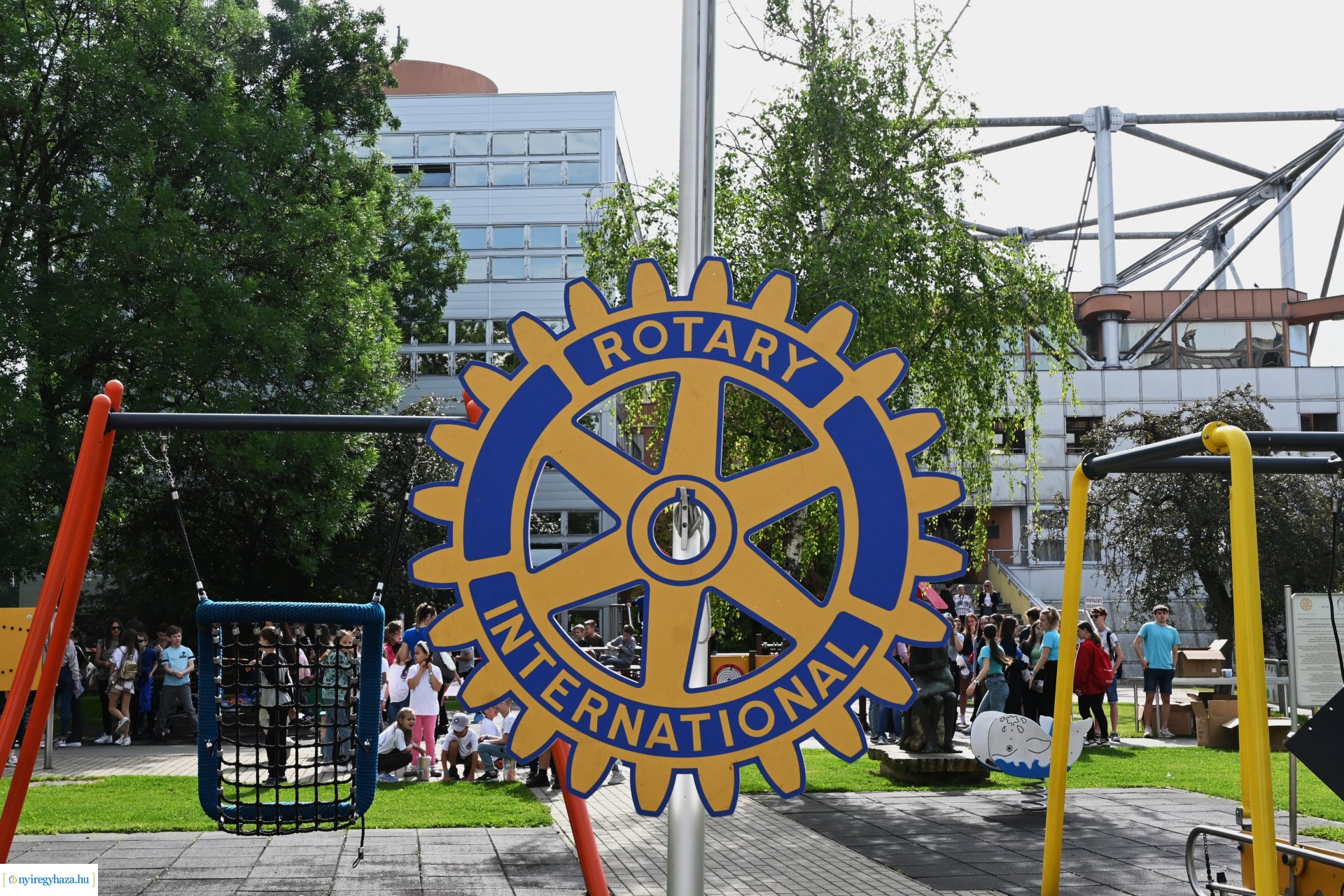 Rekordkísérlet - aszfaltrajz 600 gyermek részvételével 