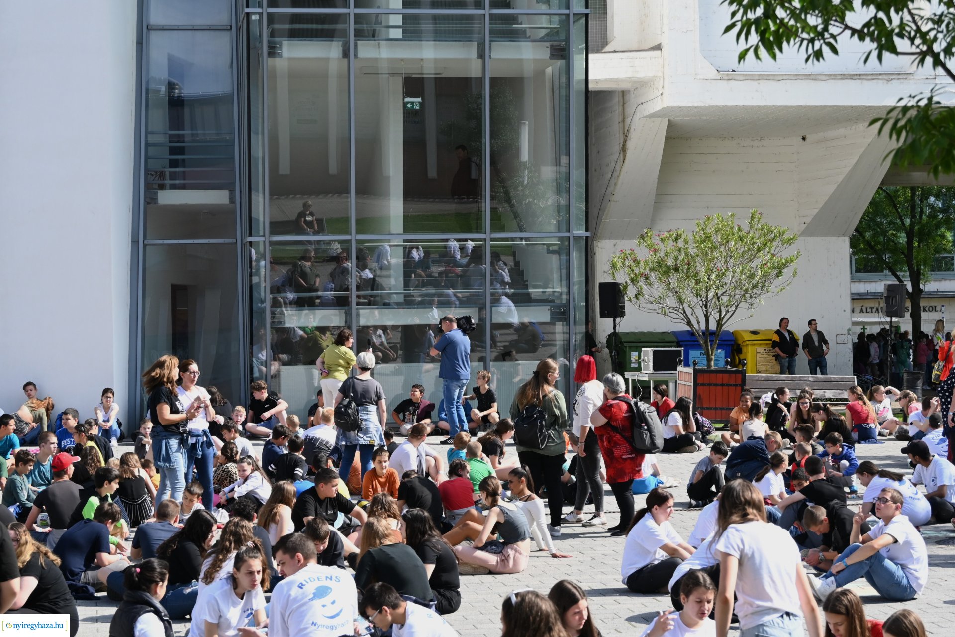 Rekordkísérlet - aszfaltrajz 600 gyermek részvételével 