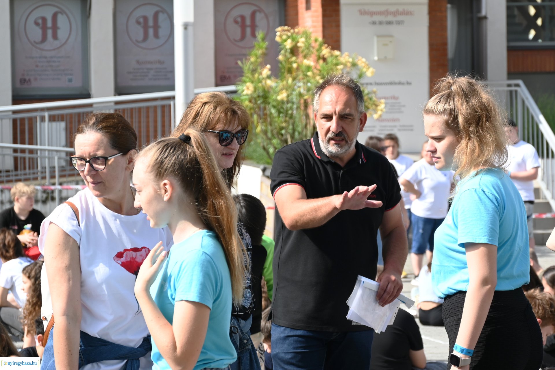 Rekordkísérlet - aszfaltrajz 600 gyermek részvételével 