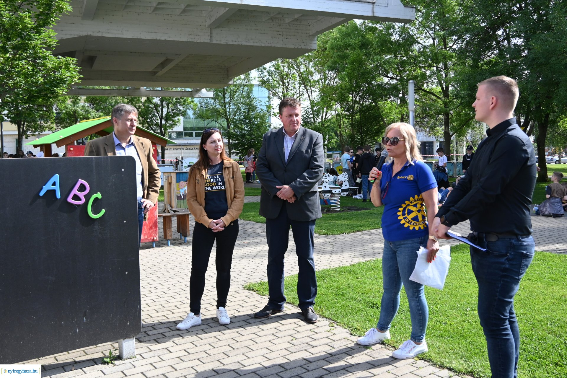 Rekordkísérlet - aszfaltrajz 600 gyermek részvételével 