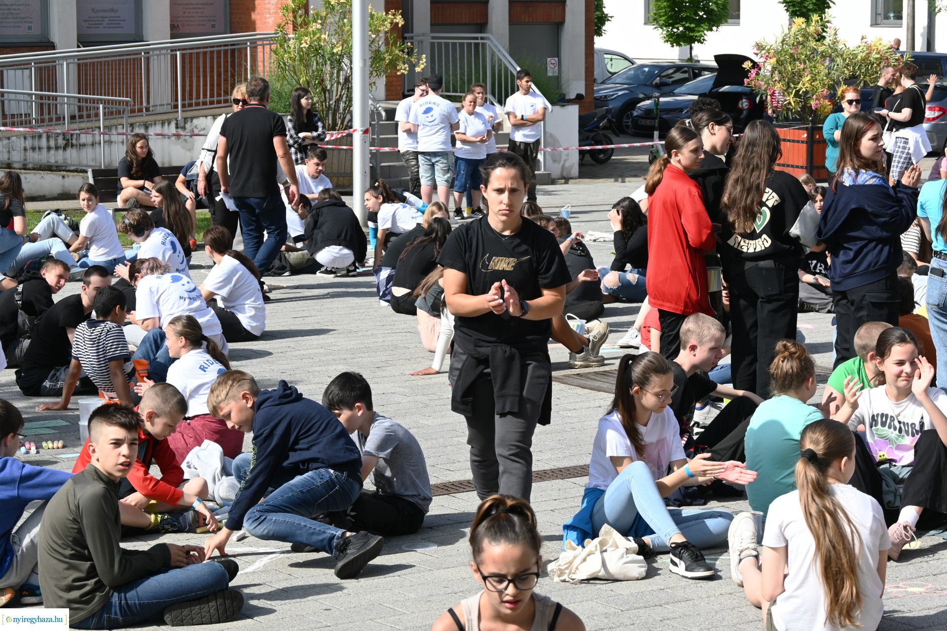 Rekordkísérlet - aszfaltrajz 600 gyermek részvételével 