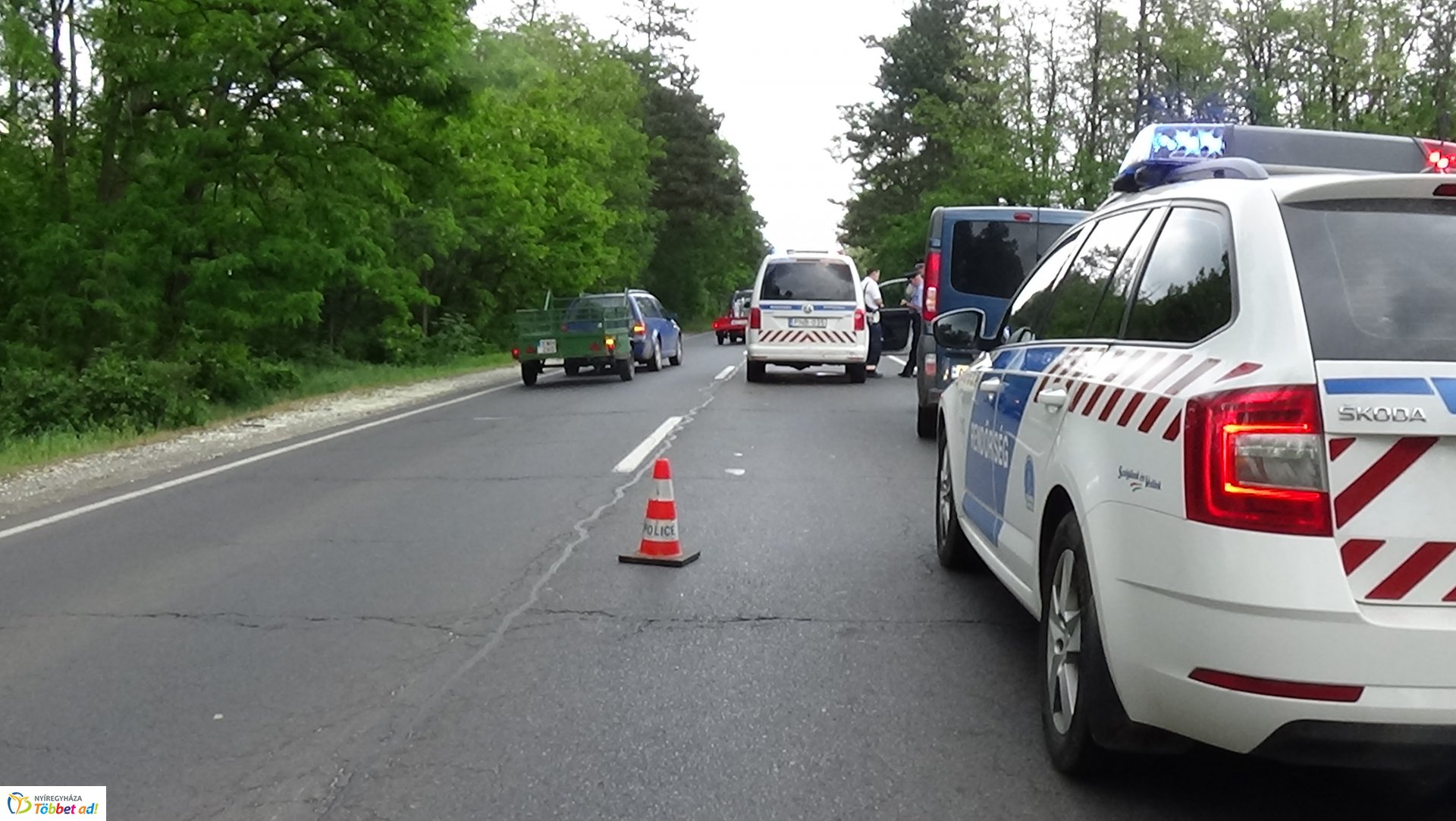 Rendőrautóval ütközött