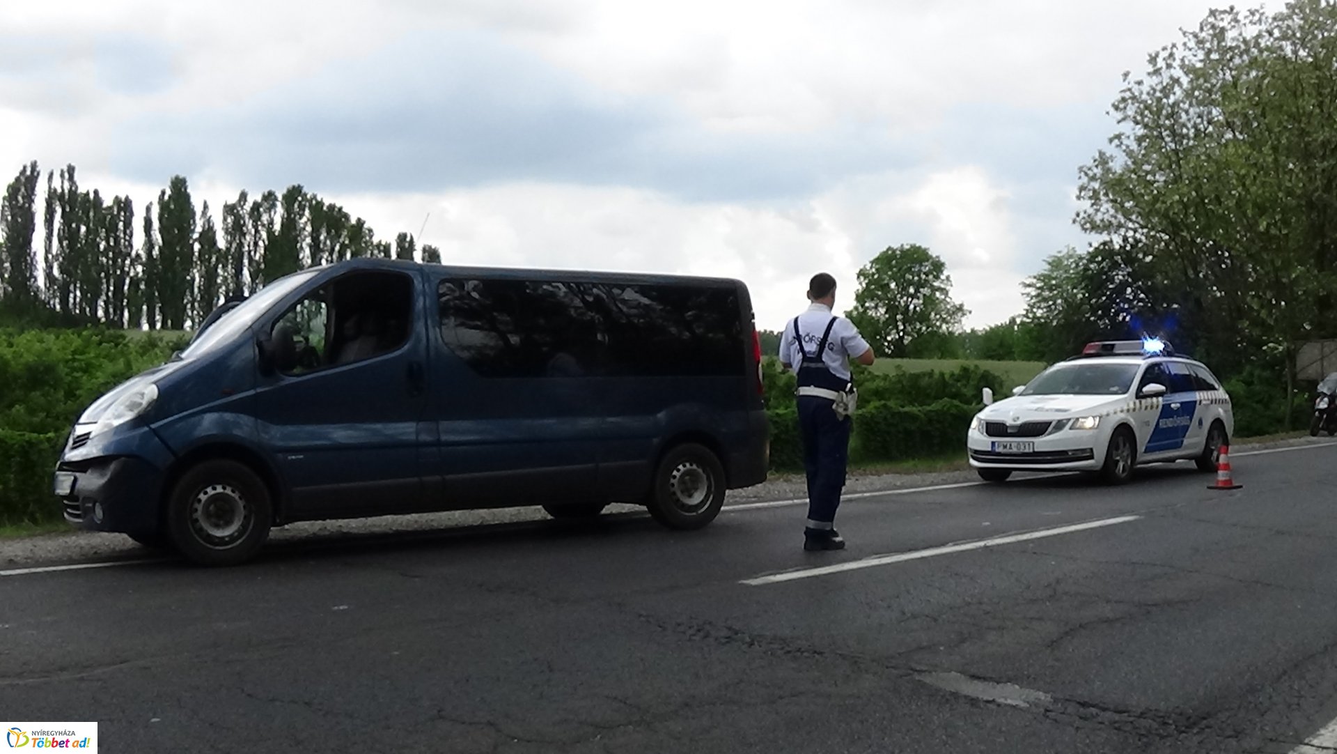 Rendőrautóval ütközött