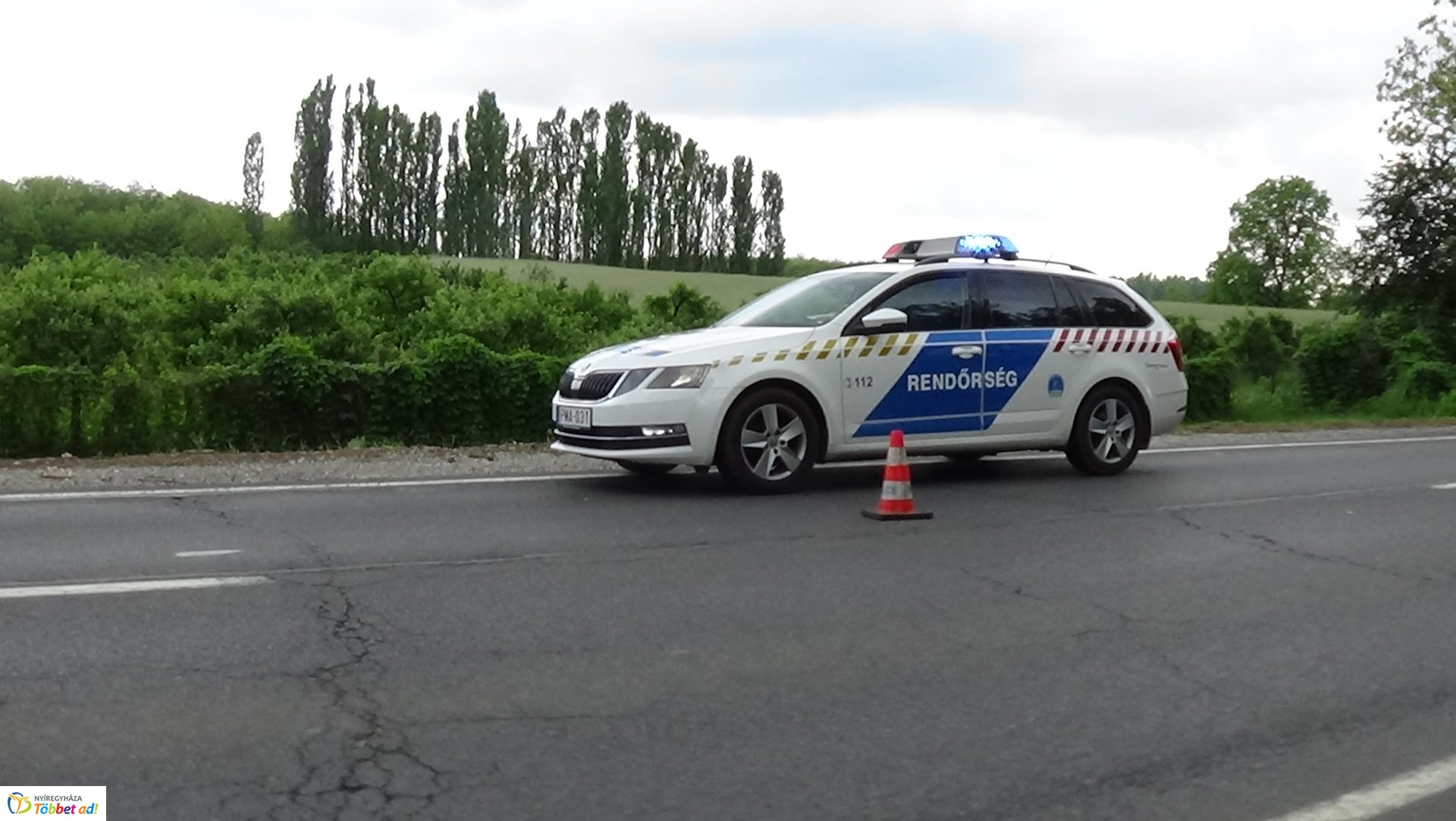 Rendőrautóval ütközött