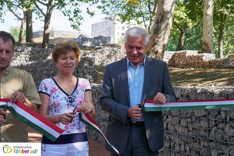 Robinson domb átadó