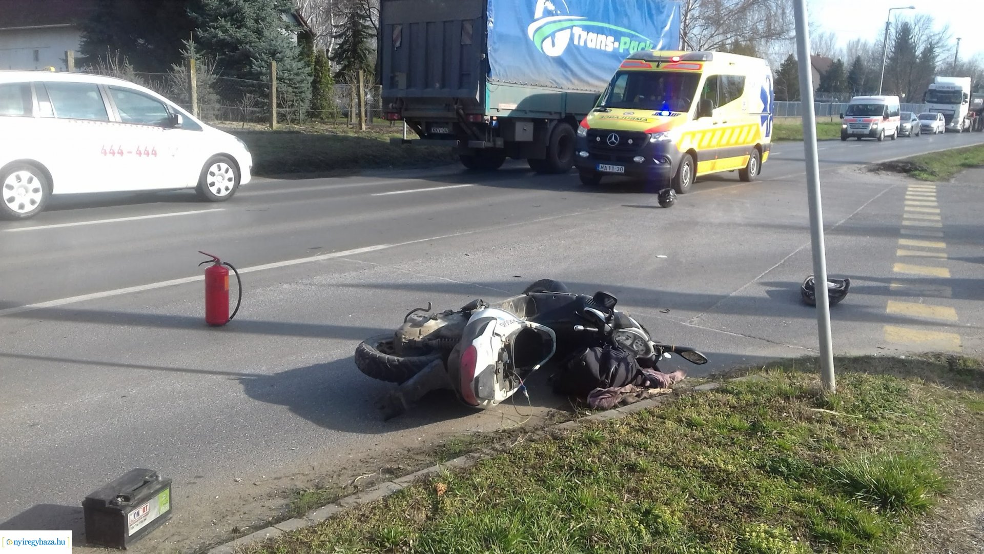 Robogó és személyautó ütközött a Kemecsei úton