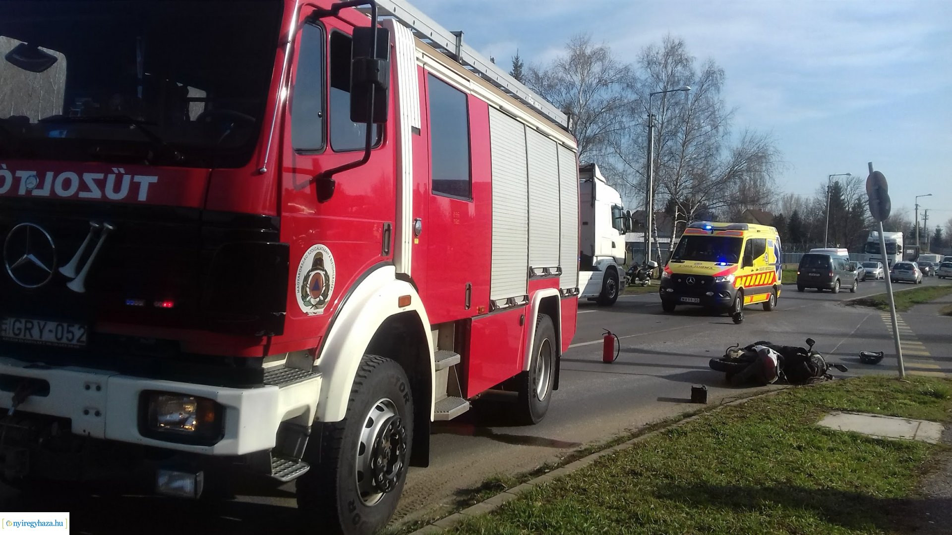 Robogó és személyautó ütközött a Kemecsei úton