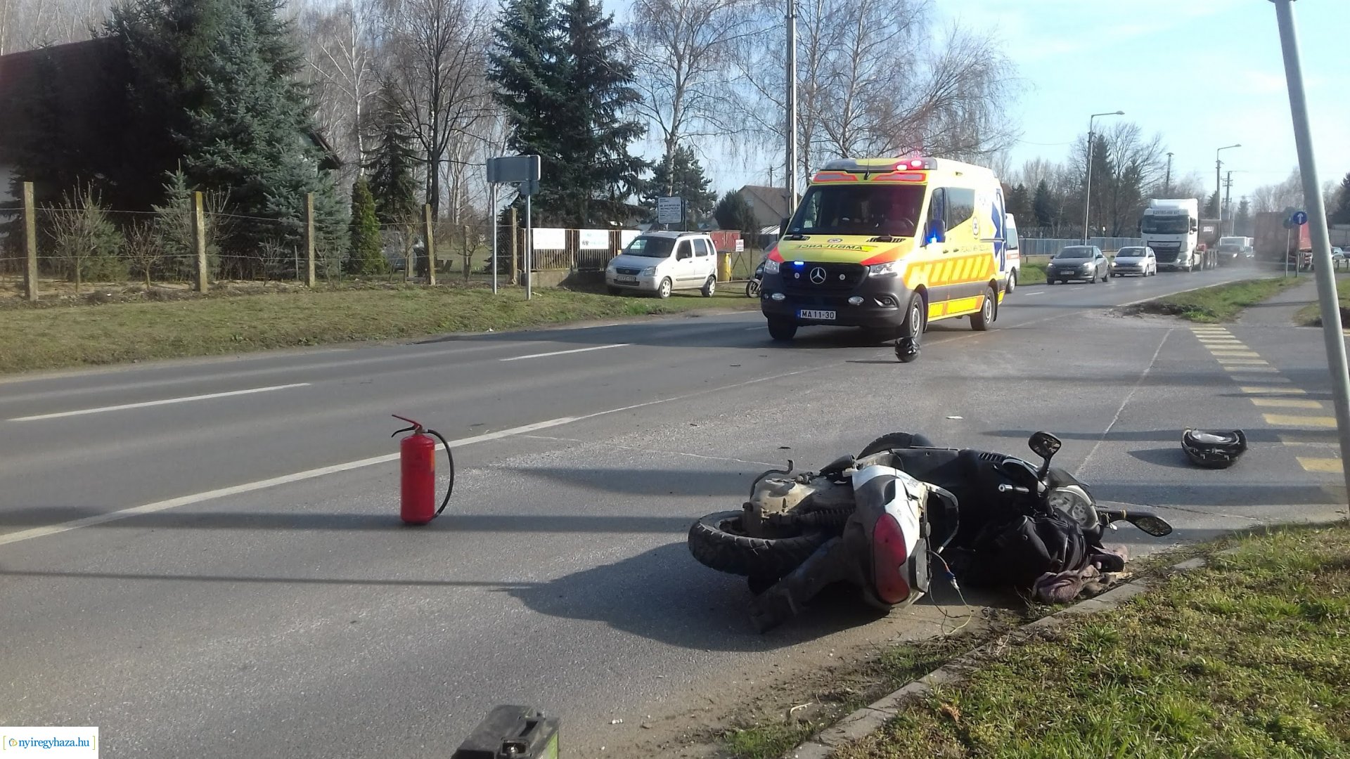 Robogó és személyautó ütközött a Kemecsei úton