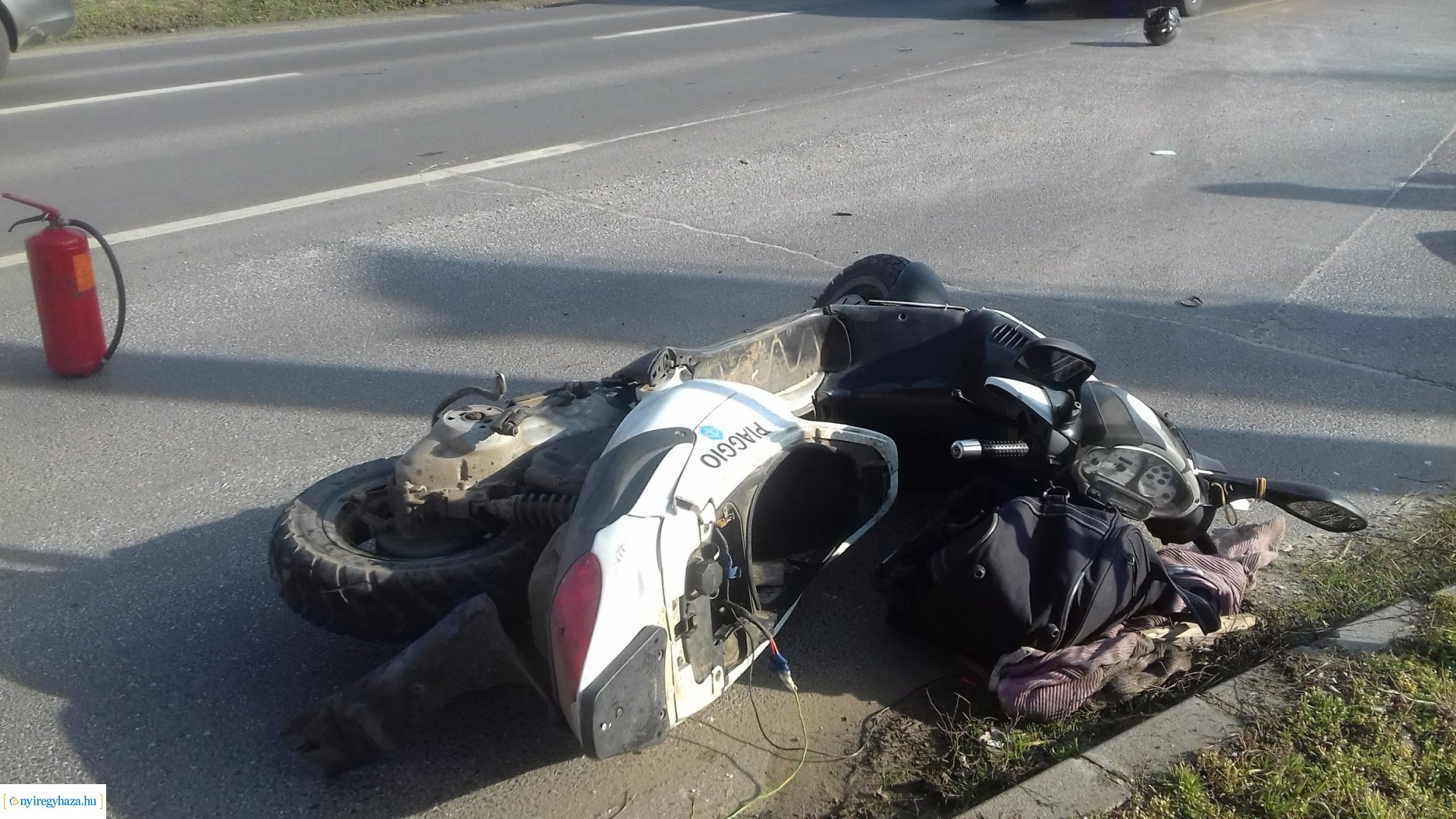 Robogó és személyautó ütközött a Kemecsei úton