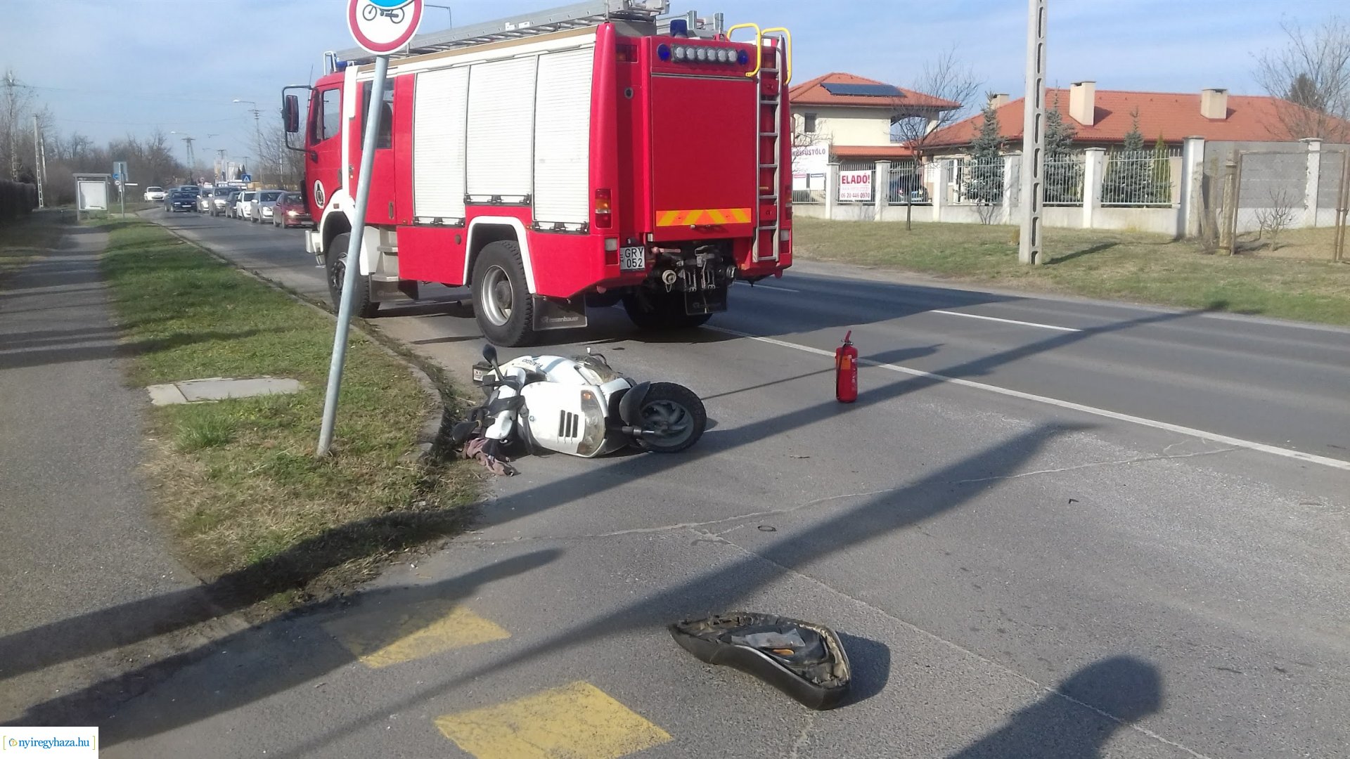 Robogó és személyautó ütközött a Kemecsei úton