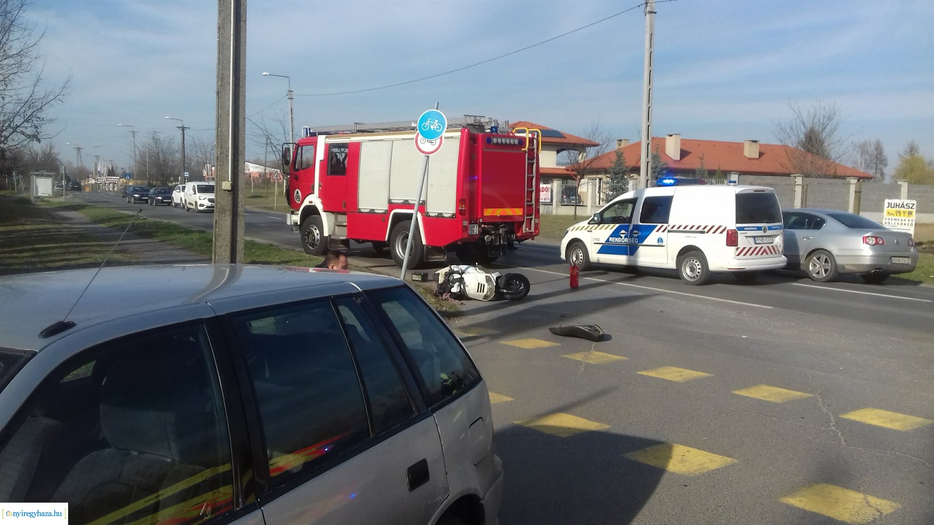 Robogó és személyautó ütközött a Kemecsei úton