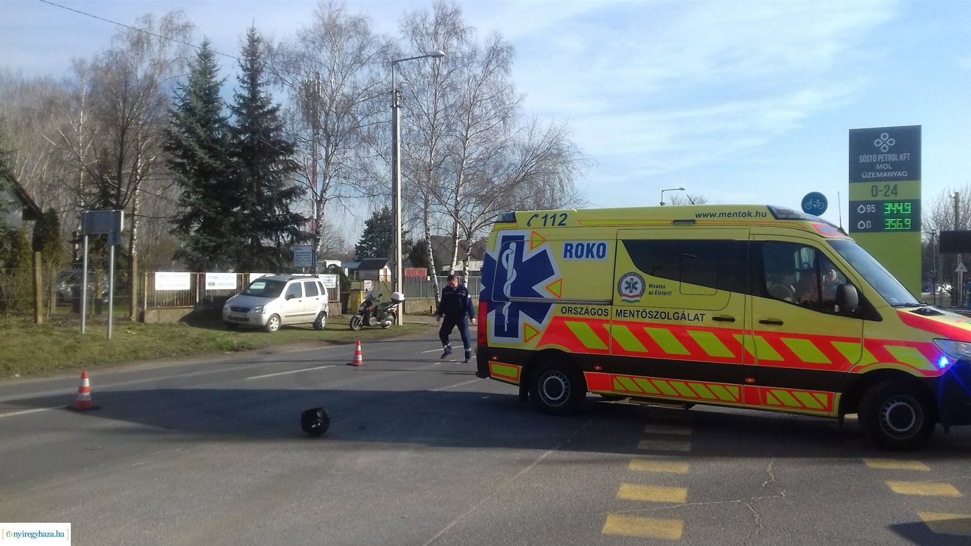 Robogó és személyautó ütközött a Kemecsei úton