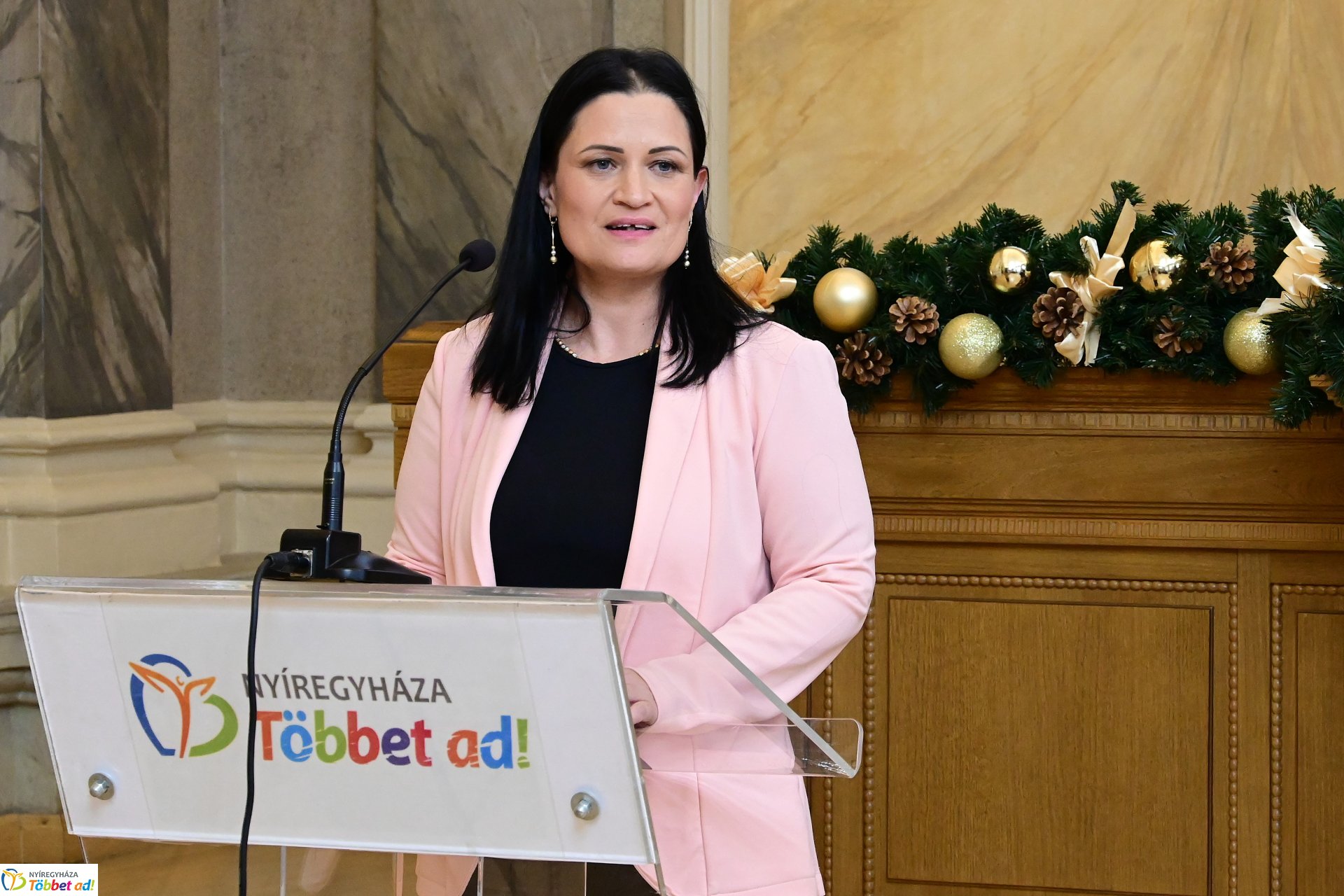 Roma díjátadó a Városházán