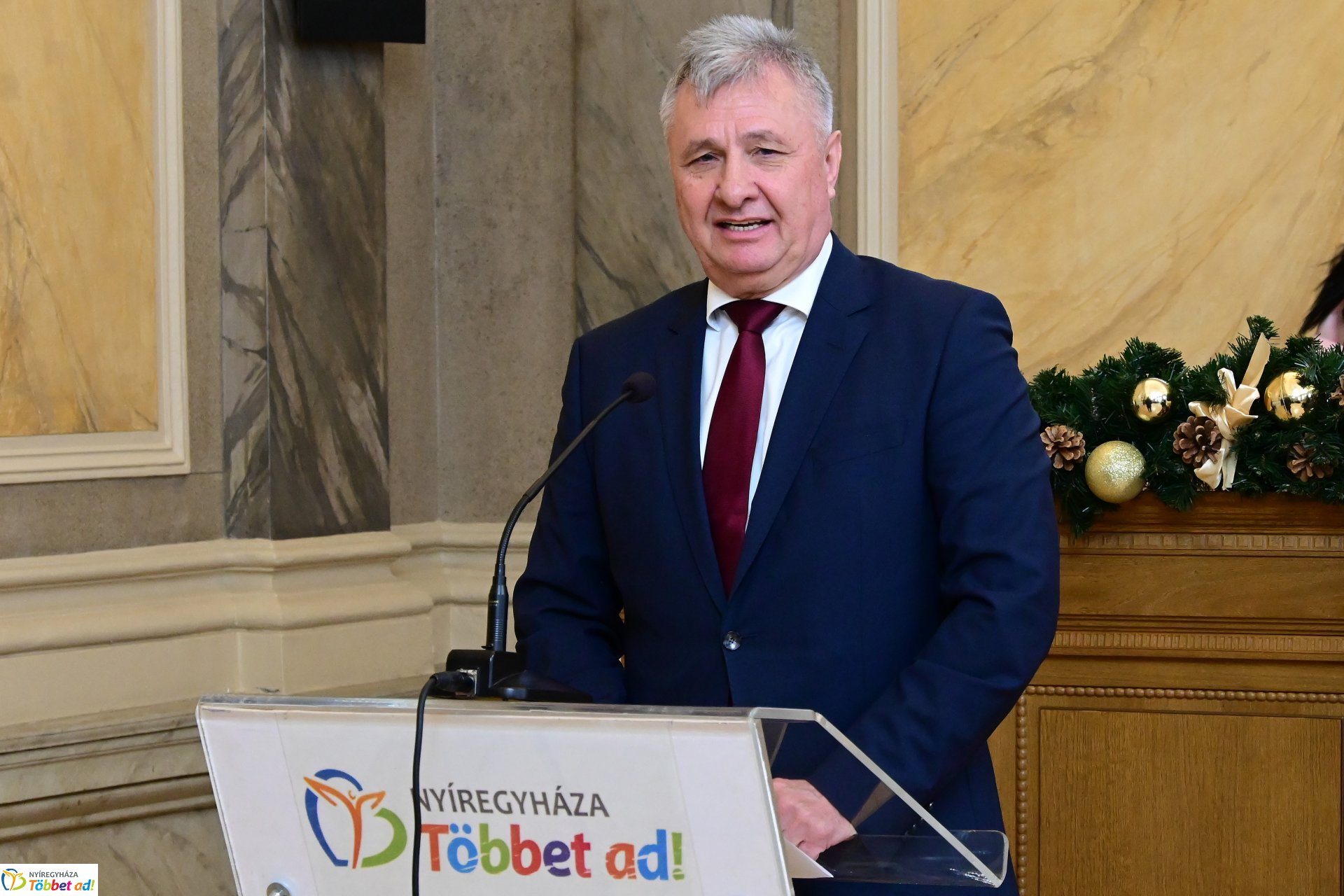 Roma díjátadó a Városházán