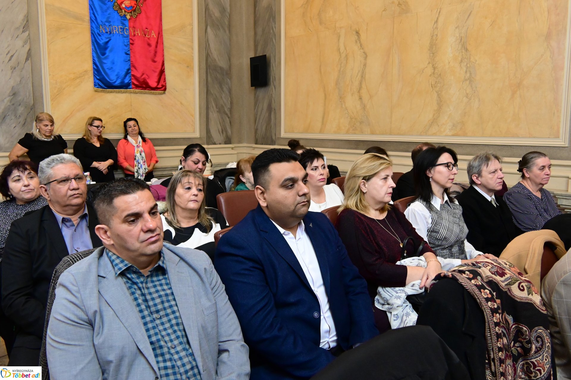 Roma díjátadó a Városházán