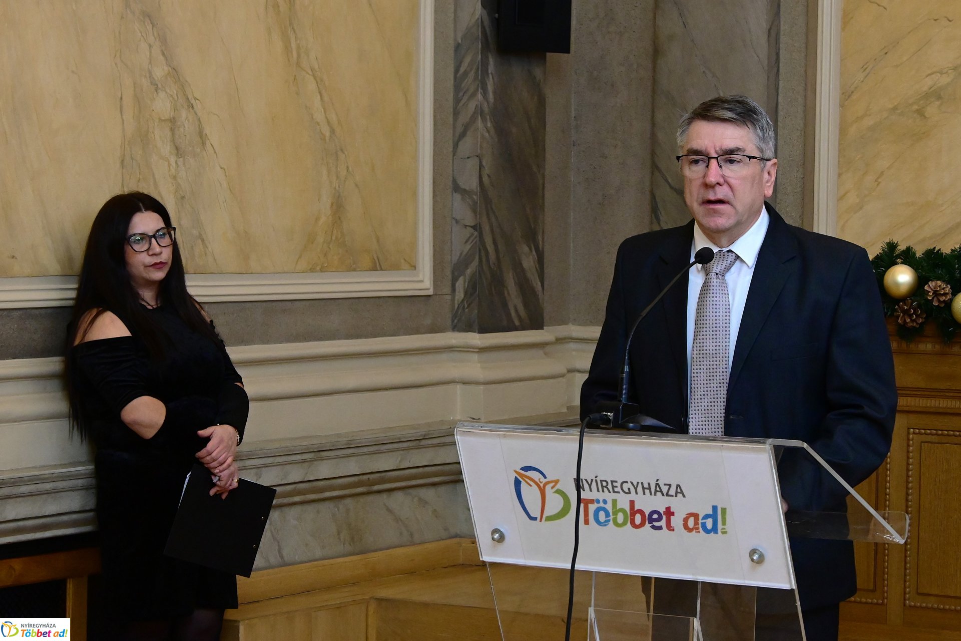 Roma díjátadó a Városházán