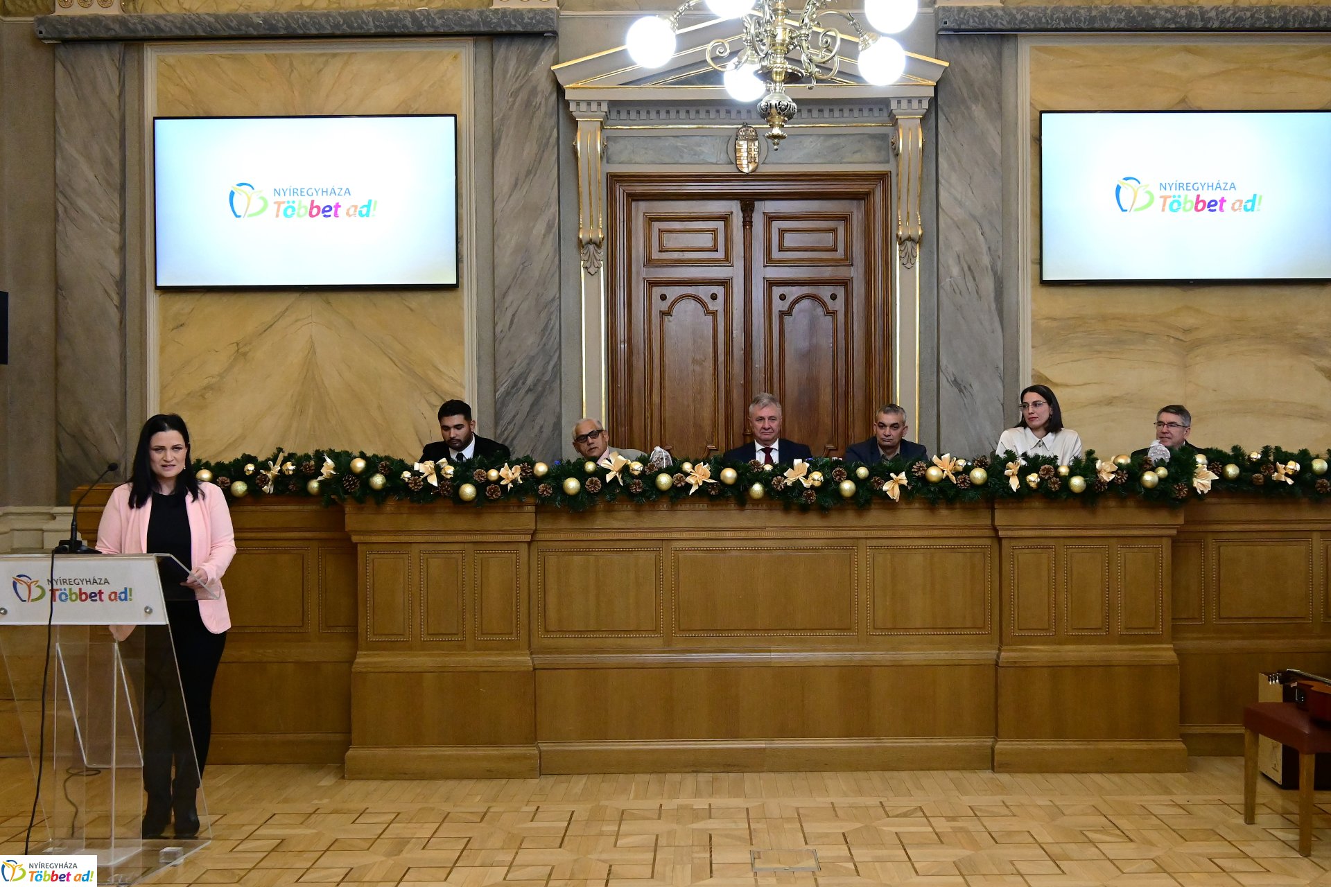 Roma díjátadó a Városházán