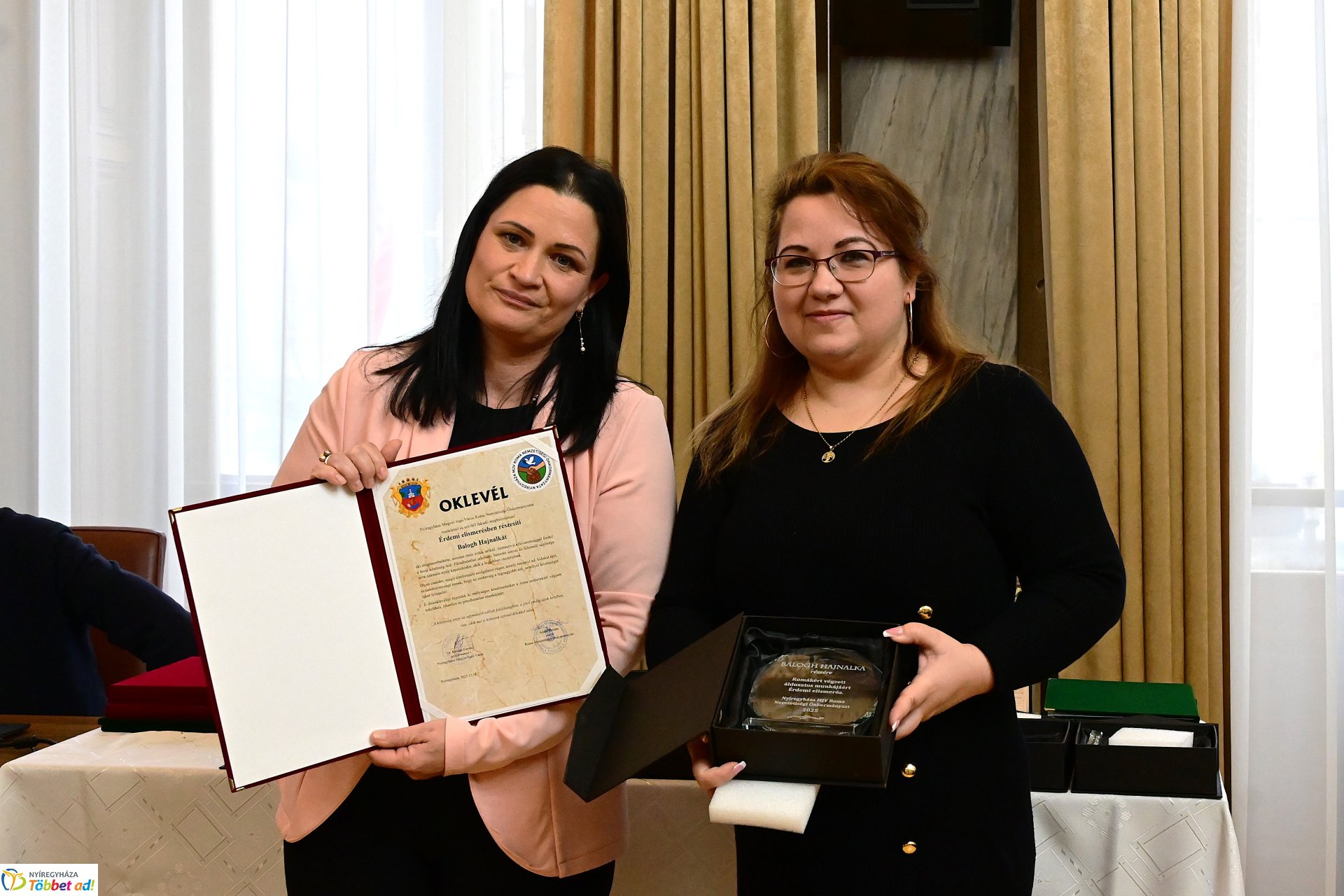 Roma díjátadó a Városházán