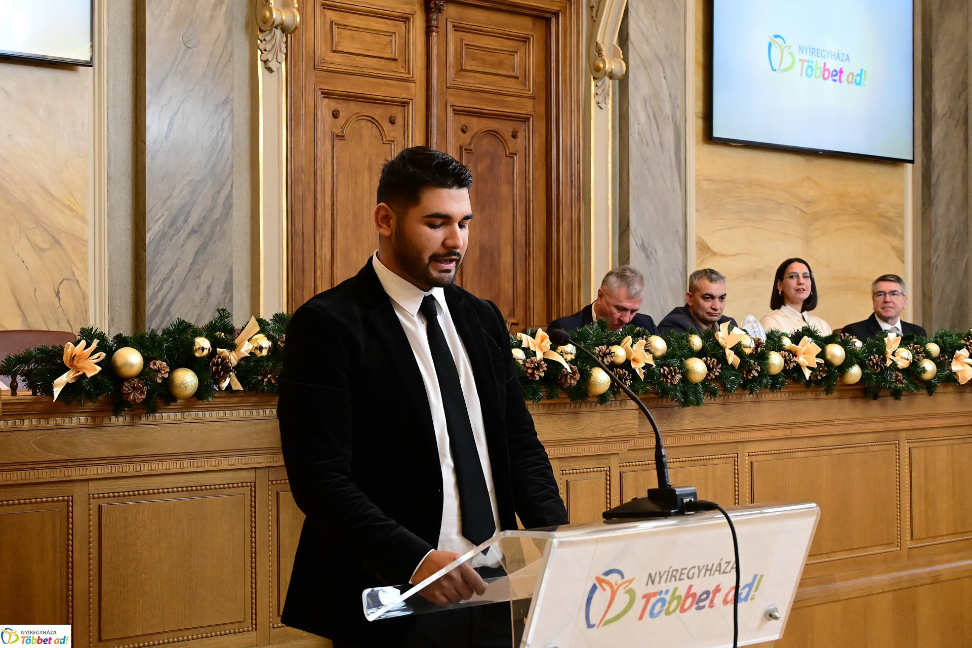 Roma díjátadó a Városházán