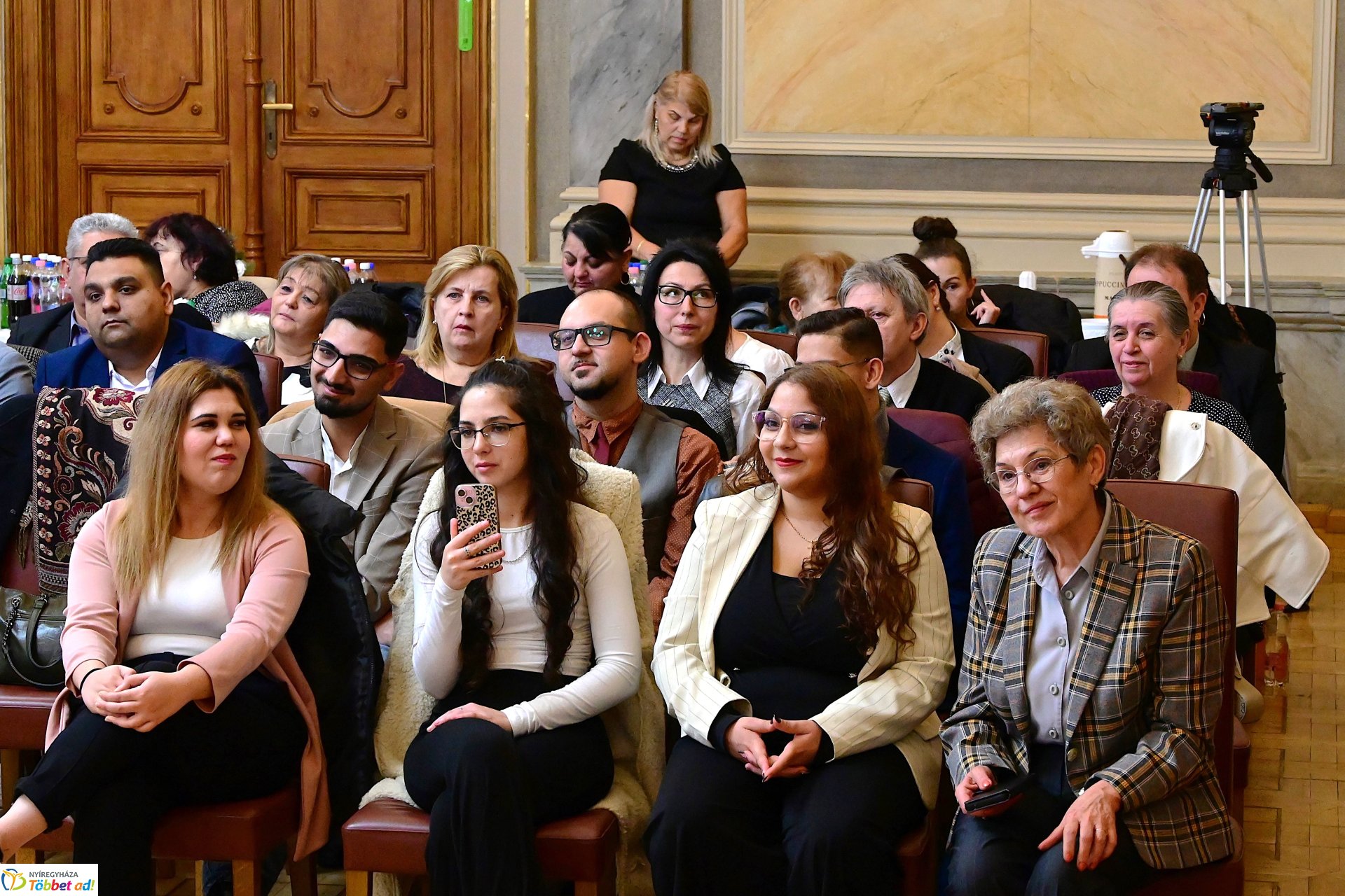 Roma díjátadó a Városházán