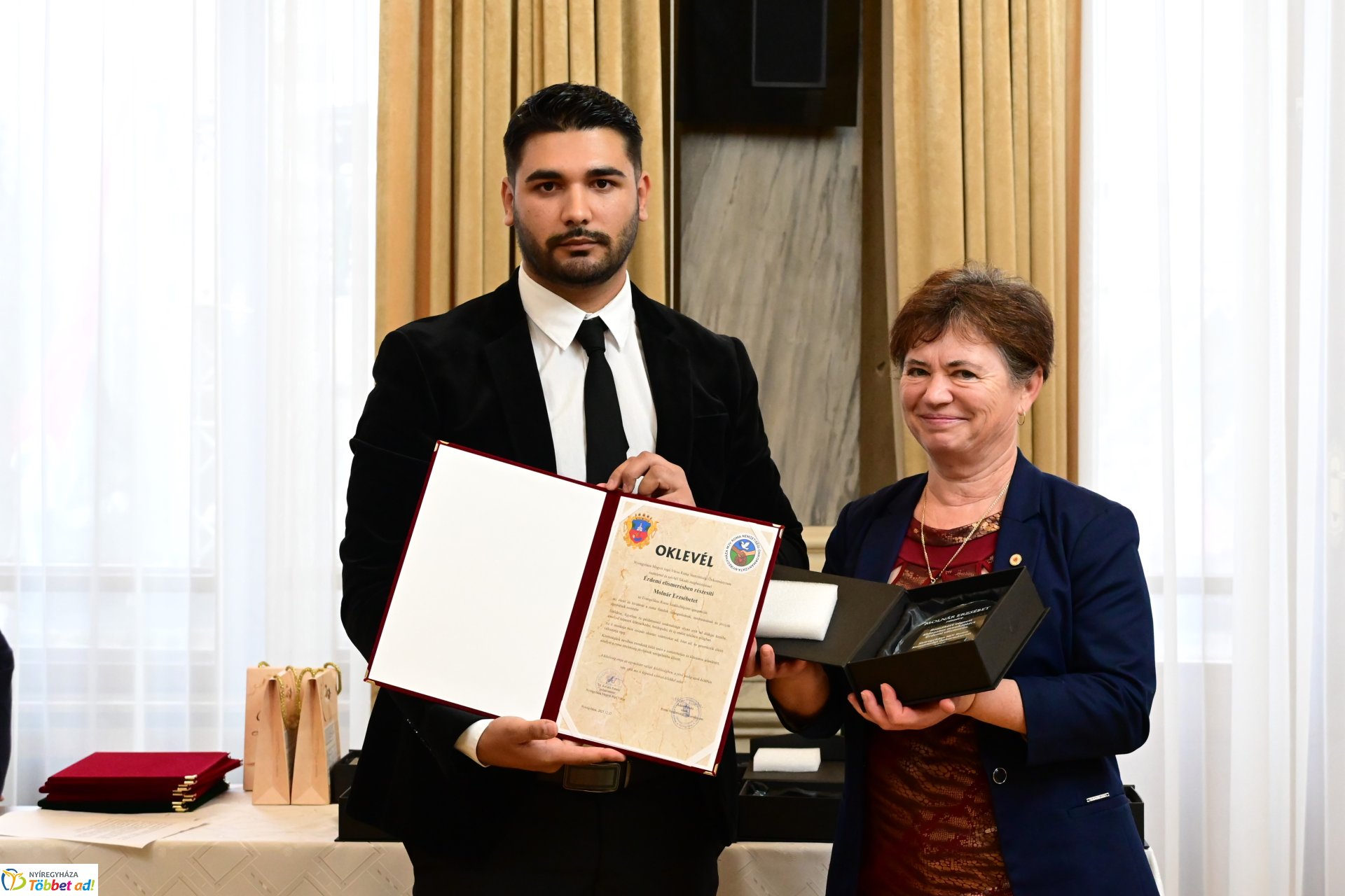 Roma díjátadó a Városházán