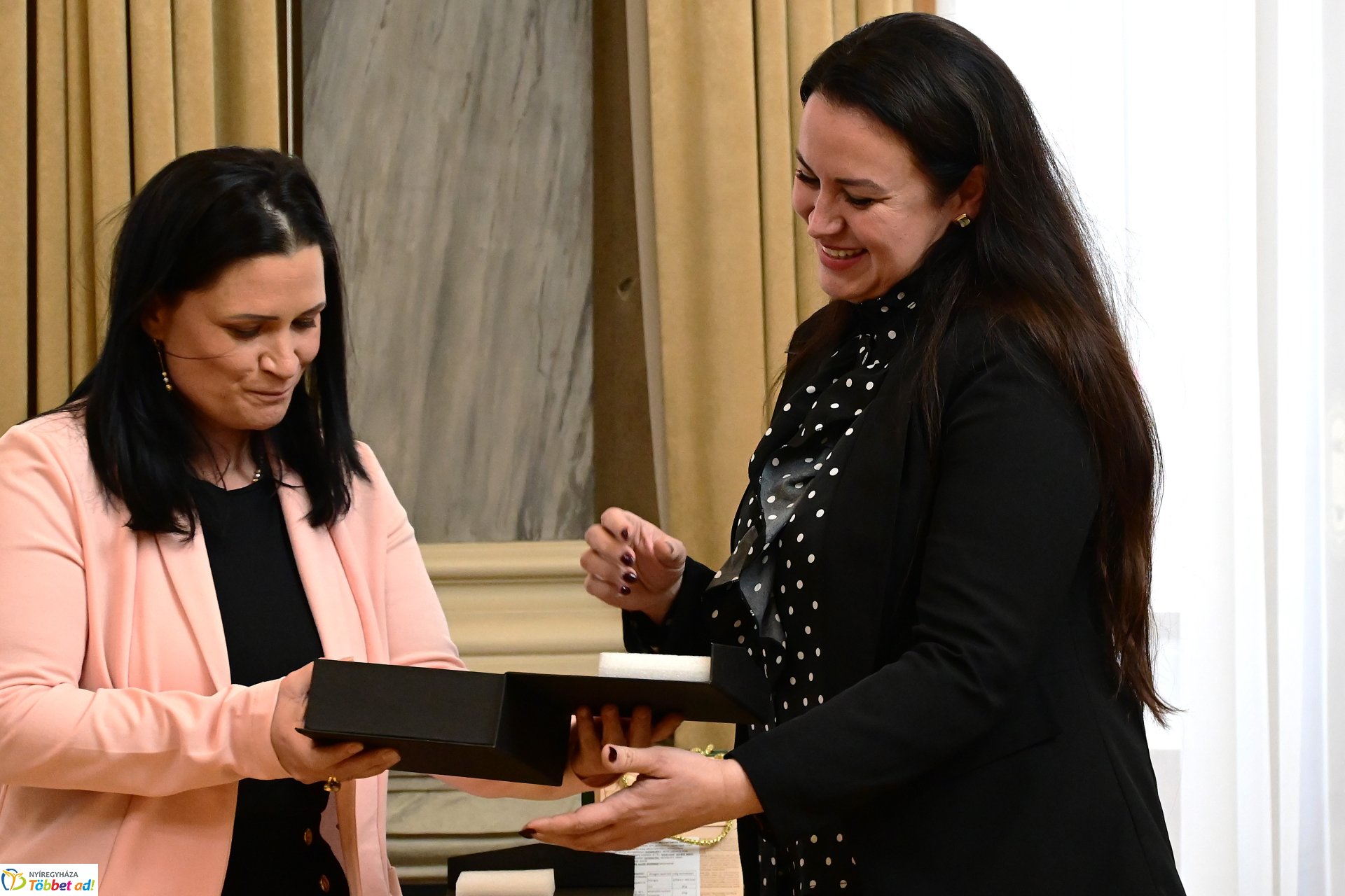 Roma díjátadó a Városházán