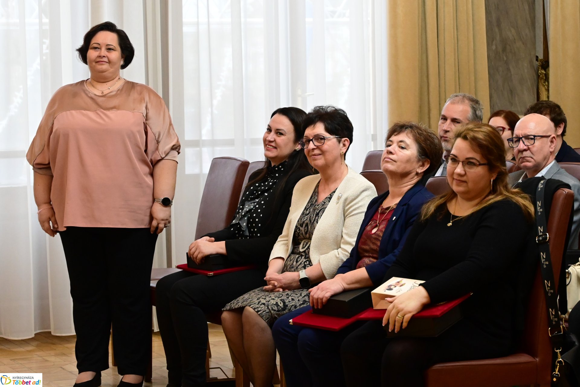 Roma díjátadó a Városházán