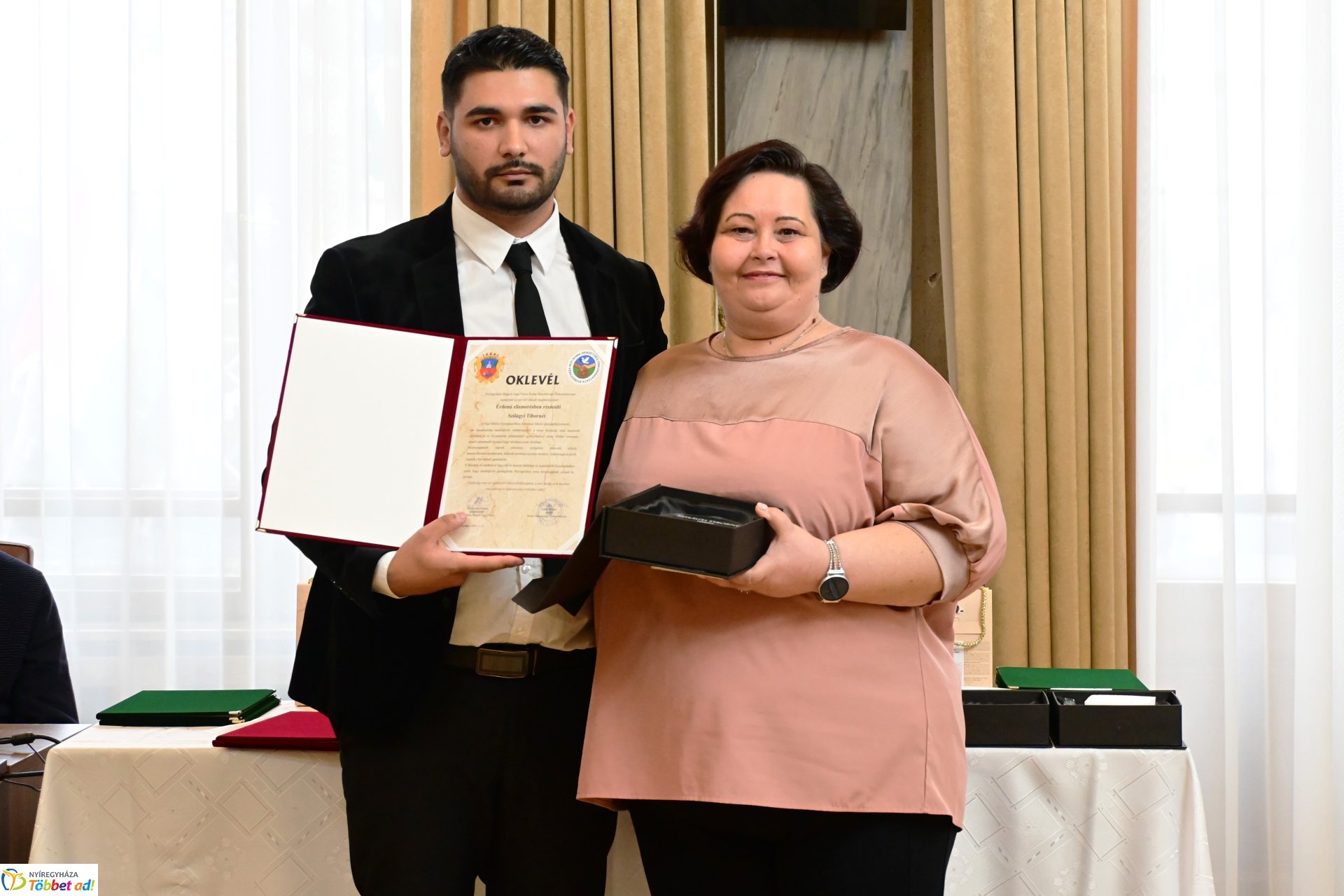 Roma díjátadó a Városházán