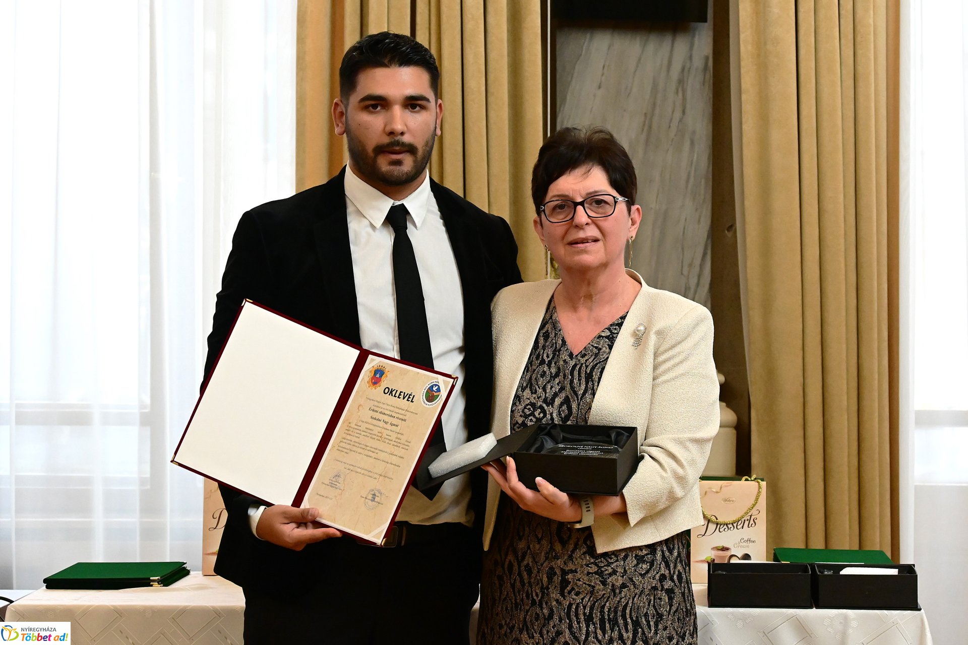 Roma díjátadó a Városházán